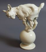Rosenthal Porzellanfigur, eine Ziege auf der Kugel, erste Hälfte des 20. Jh., deutsch