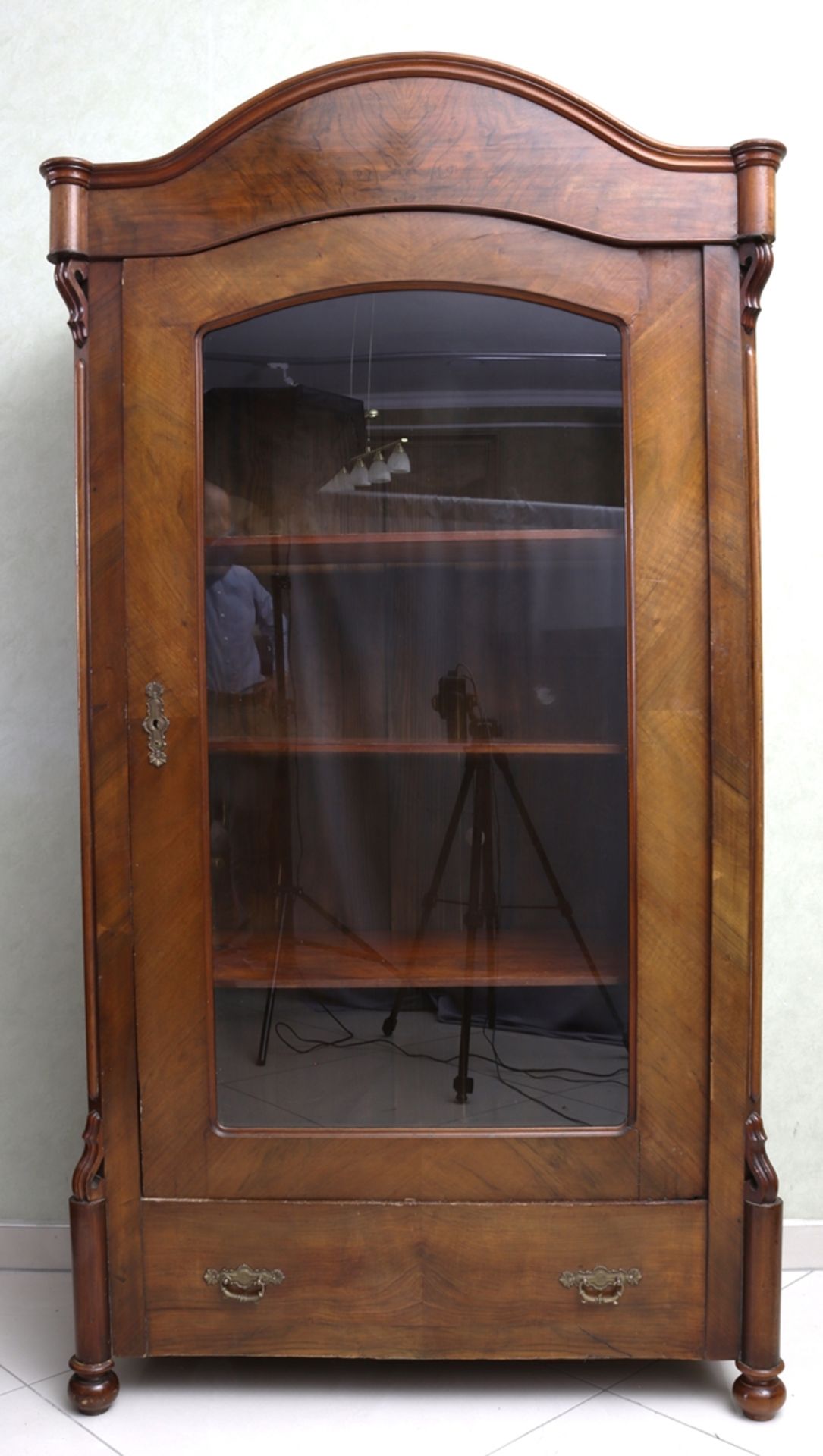 Eintüriger Glasvitrinenschrank um 1860, mitteldeutsch