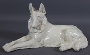 Porzellanfigur eines liegenden Schäferhundes, Mitte des 20. Jh., deutsch