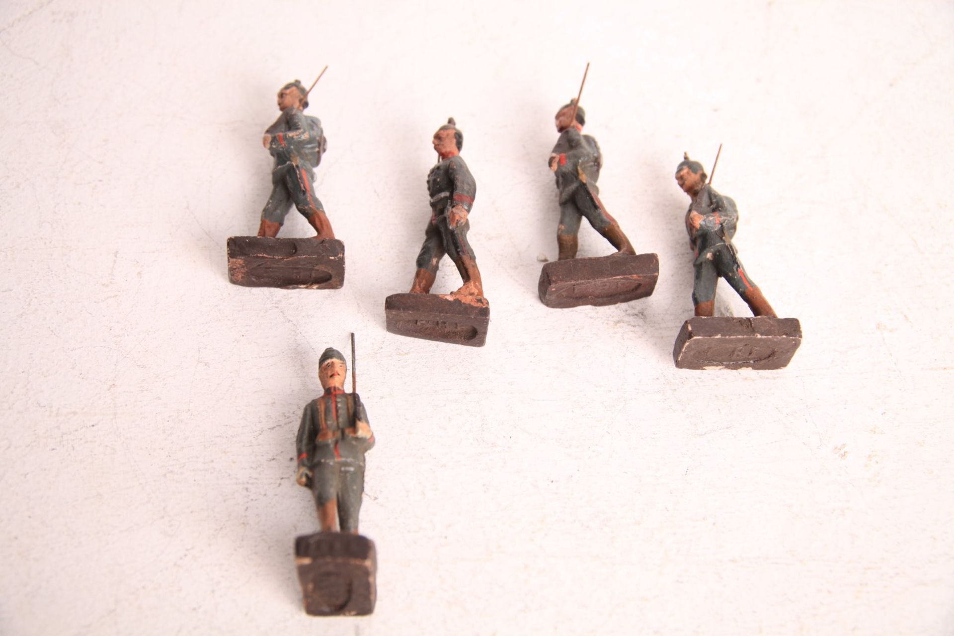 5 marschierende Soldaten H10cm