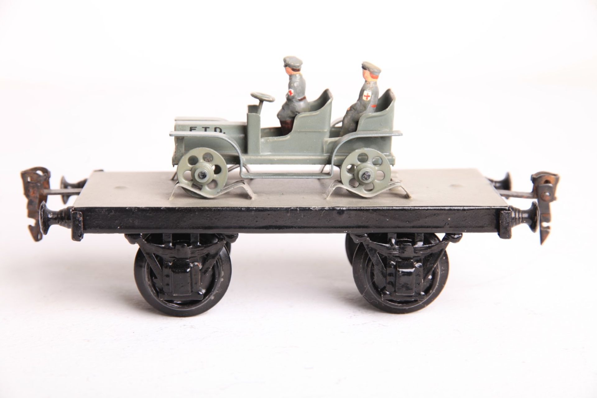 Märklin S 1, 1925/8000/3 Plattformwagen mit Personenauto und 2 Figuren, L18cm Z1- - Bild 3 aus 3