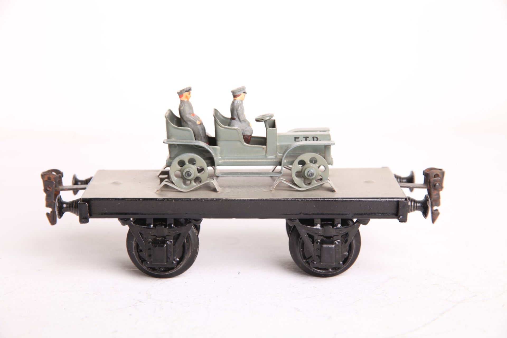 Märklin S 1, 1925/8000/3 Plattformwagen mit Personenauto und 2 Figuren, L18cm Z1-