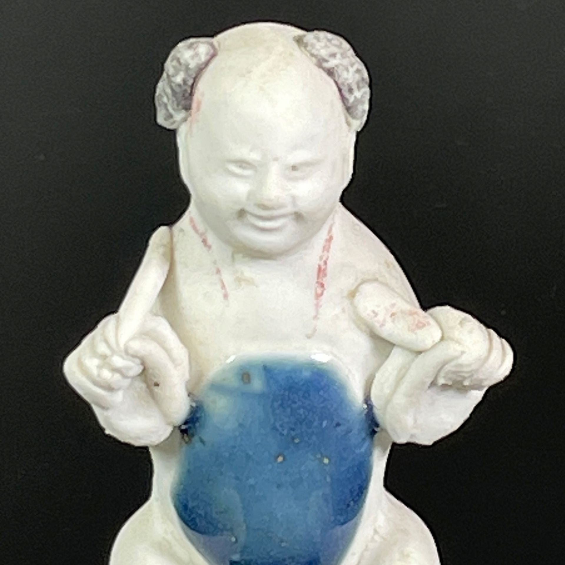 Sitzender Knabe (China, Jingdezhen, um 1740) - Bild 6 aus 7