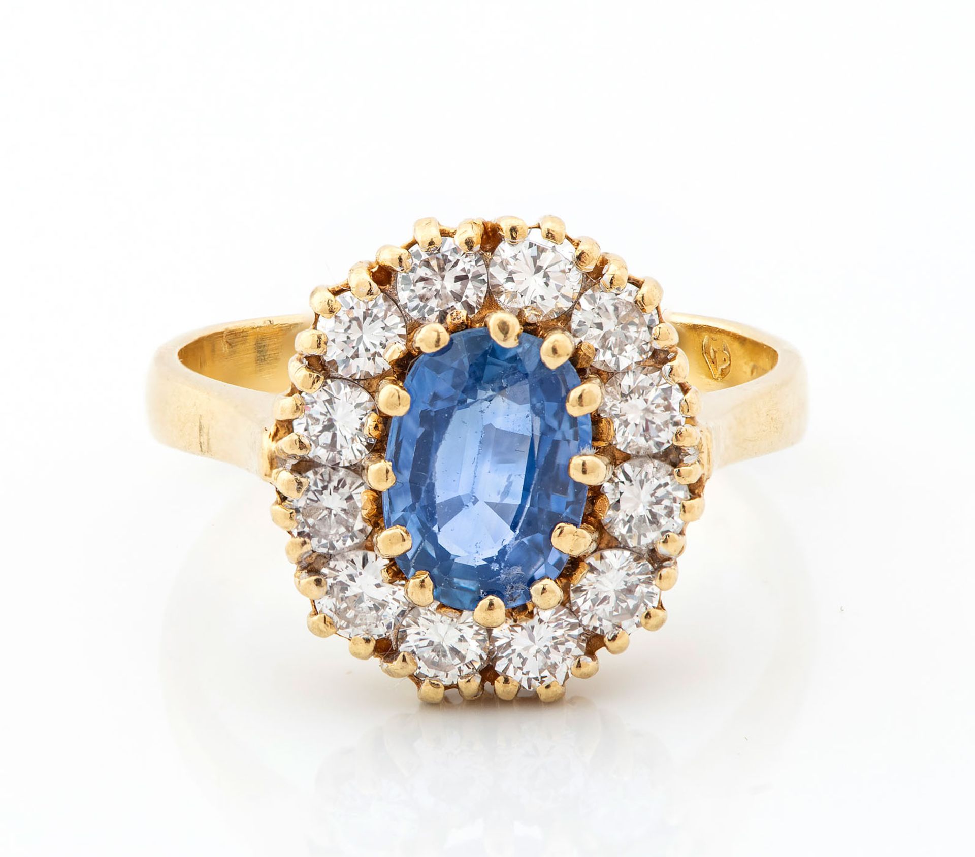 An 18K Gold Diamond and Sapphire Ring - Image 2 of 5