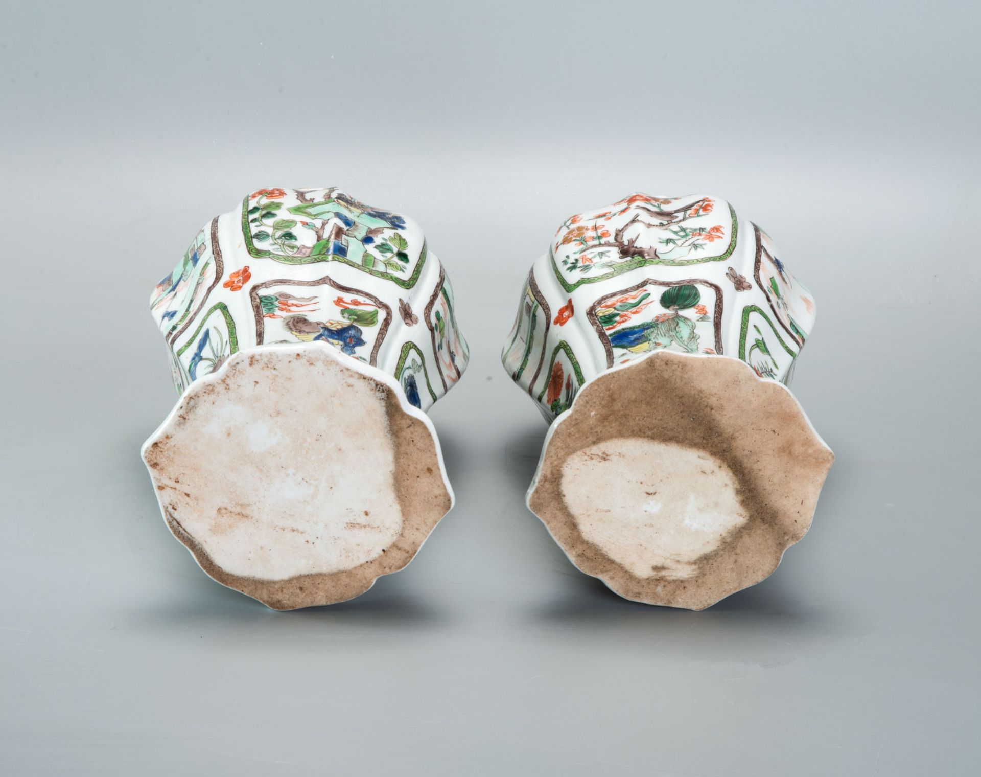 A Pair of Wucai Stoneware Lidded Vases, China, Qing Dynasty, 18th Century - Image 6 of 6