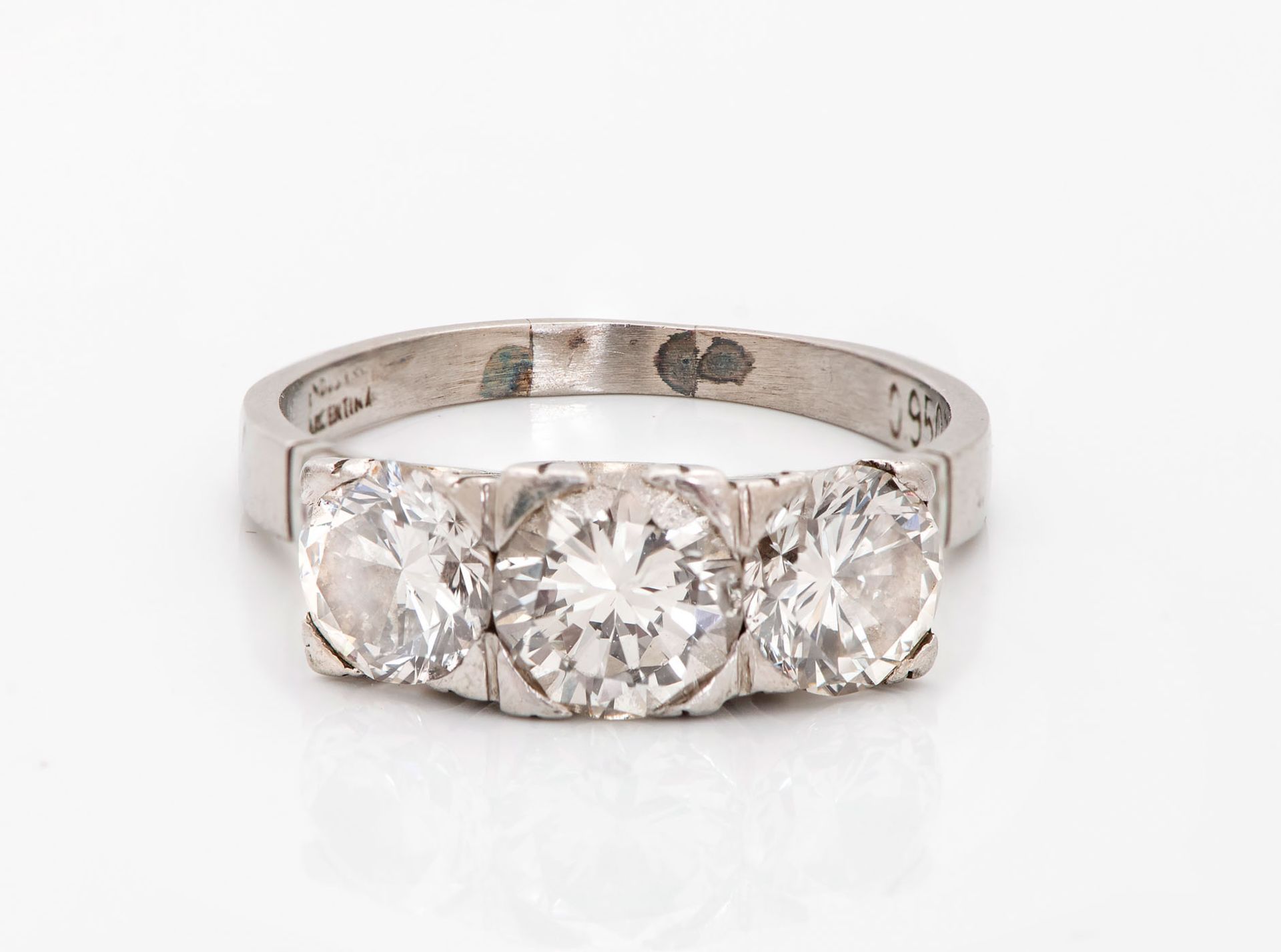 A Platinum and Diamond Ring - Image 2 of 3