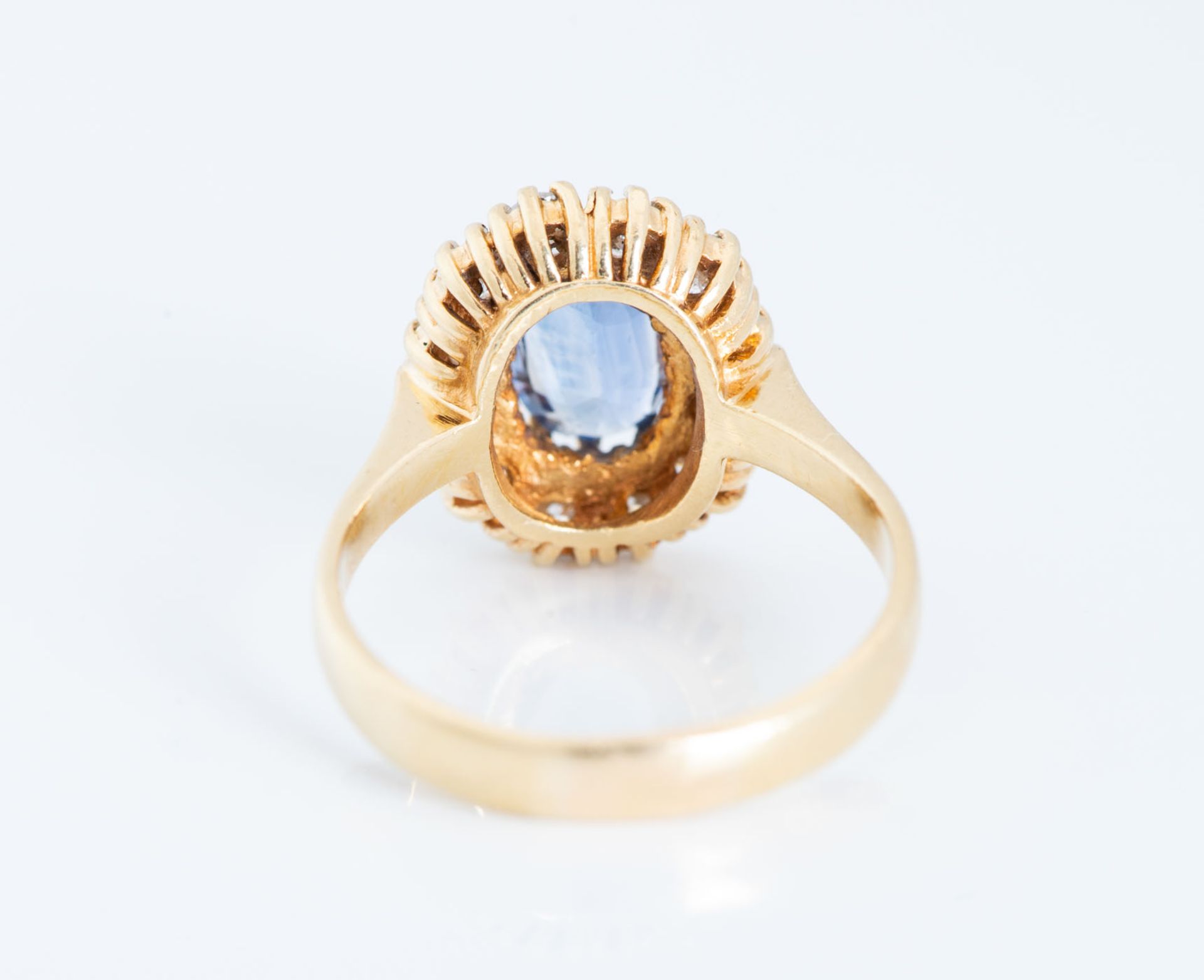 An 18K Gold Diamond and Sapphire Ring - Image 4 of 5