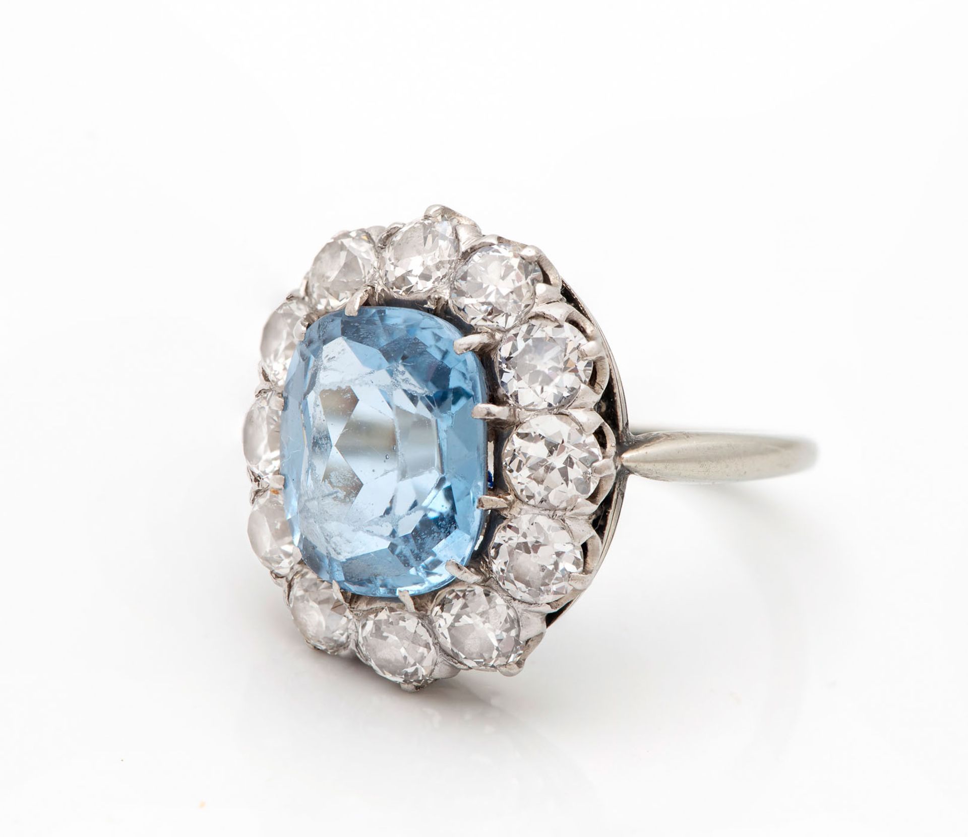 A Fine Edwardian 18K White Gold Diamond and Aquamarine Ring - Image 3 of 4