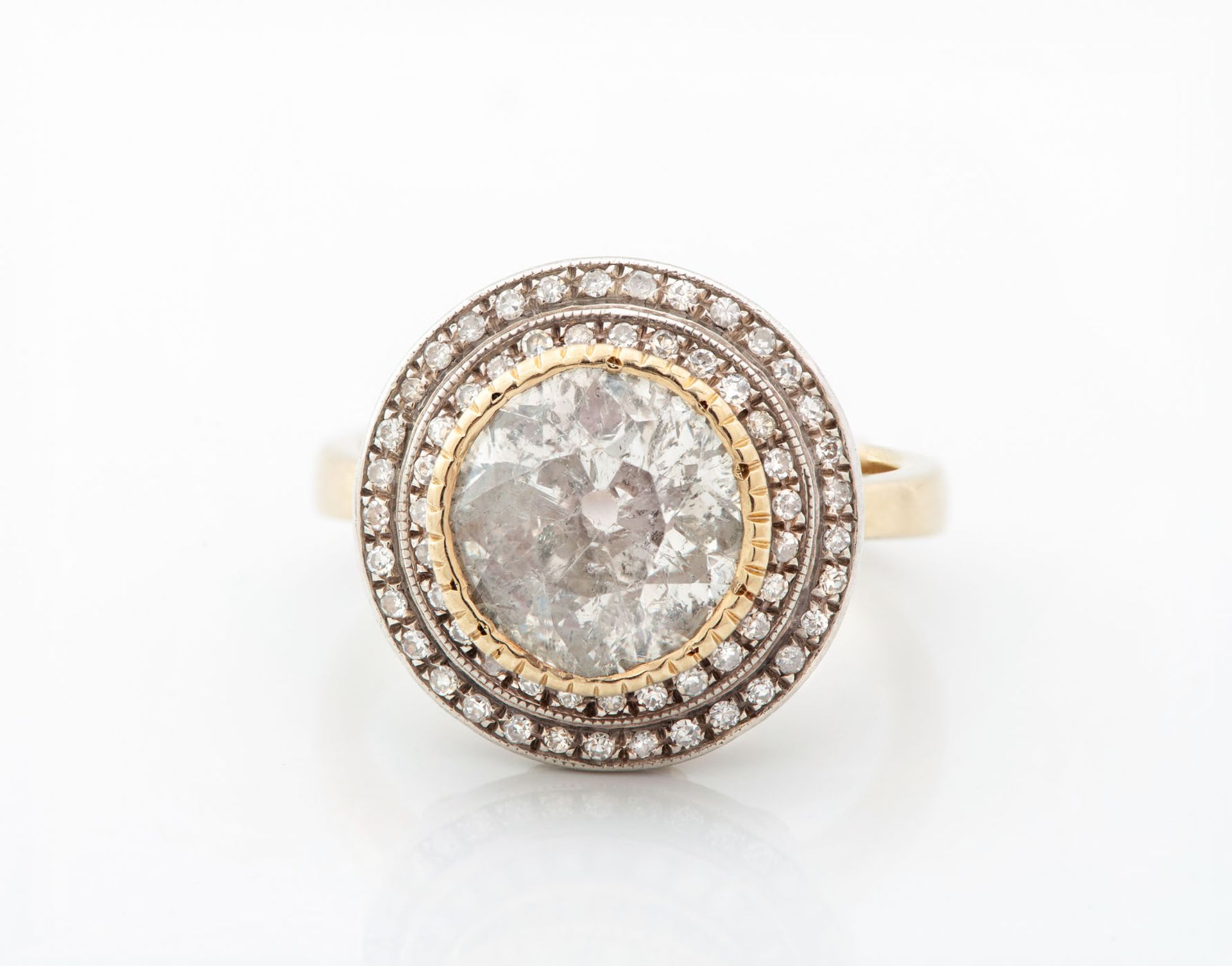An 18K Two Tone Gold and Diamond Ring - Image 3 of 3