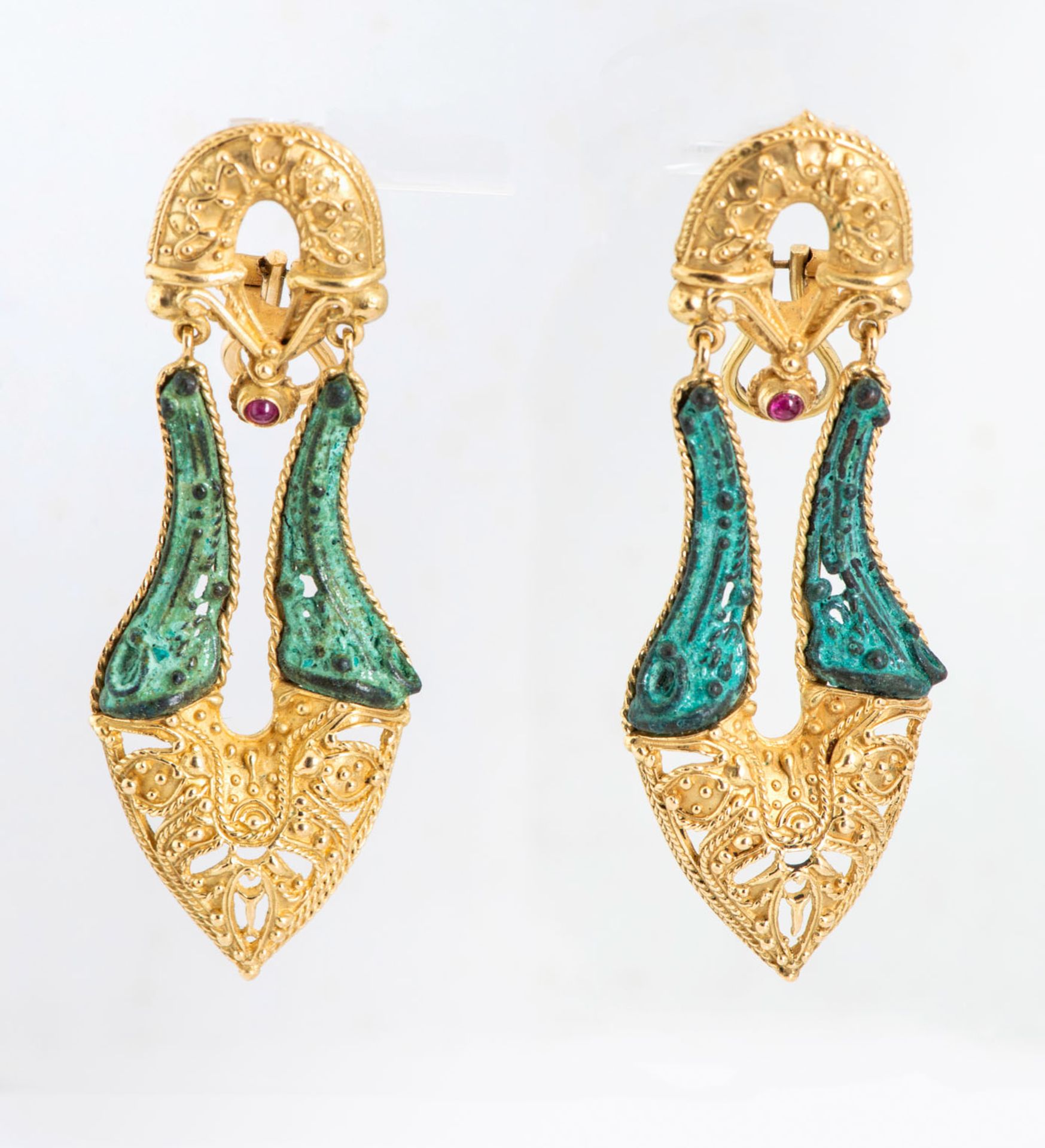 A Fine Pair of Archaic Style 18K Gold Earrings - Image 2 of 3