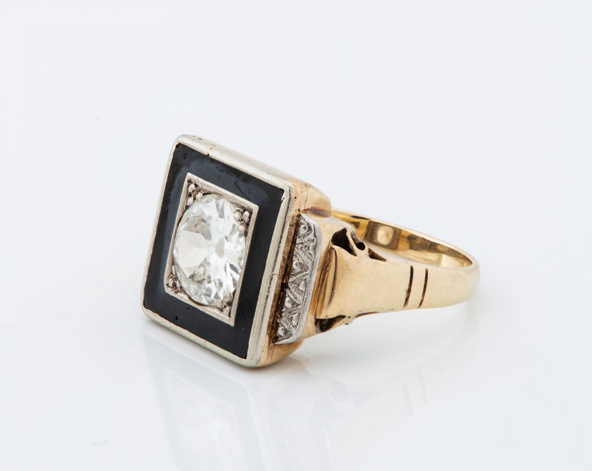 A Fine 14K Gold Diamond and Onyx Solitaire Ring - Image 3 of 4