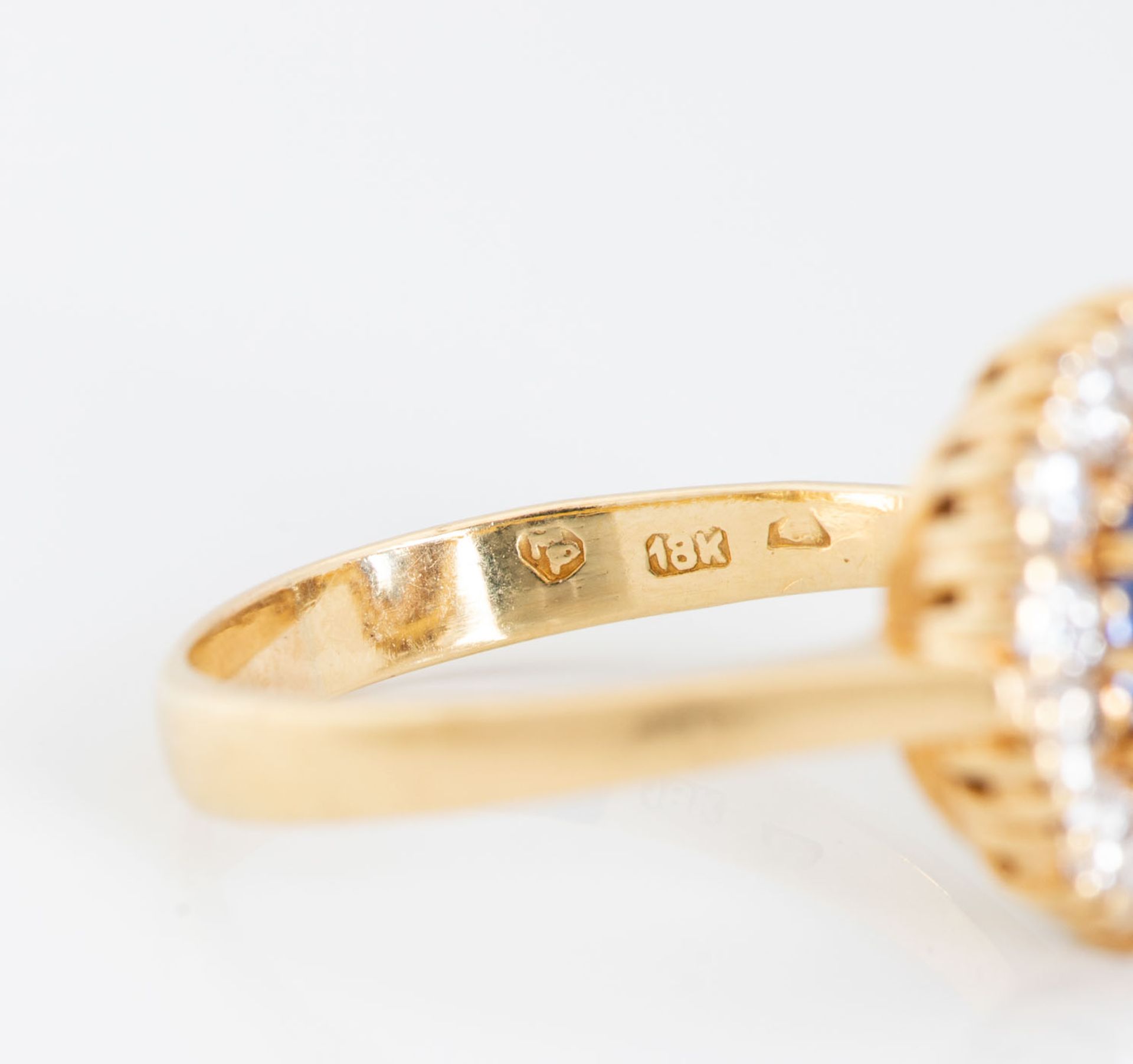 An 18K Gold Diamond and Sapphire Ring - Image 5 of 5