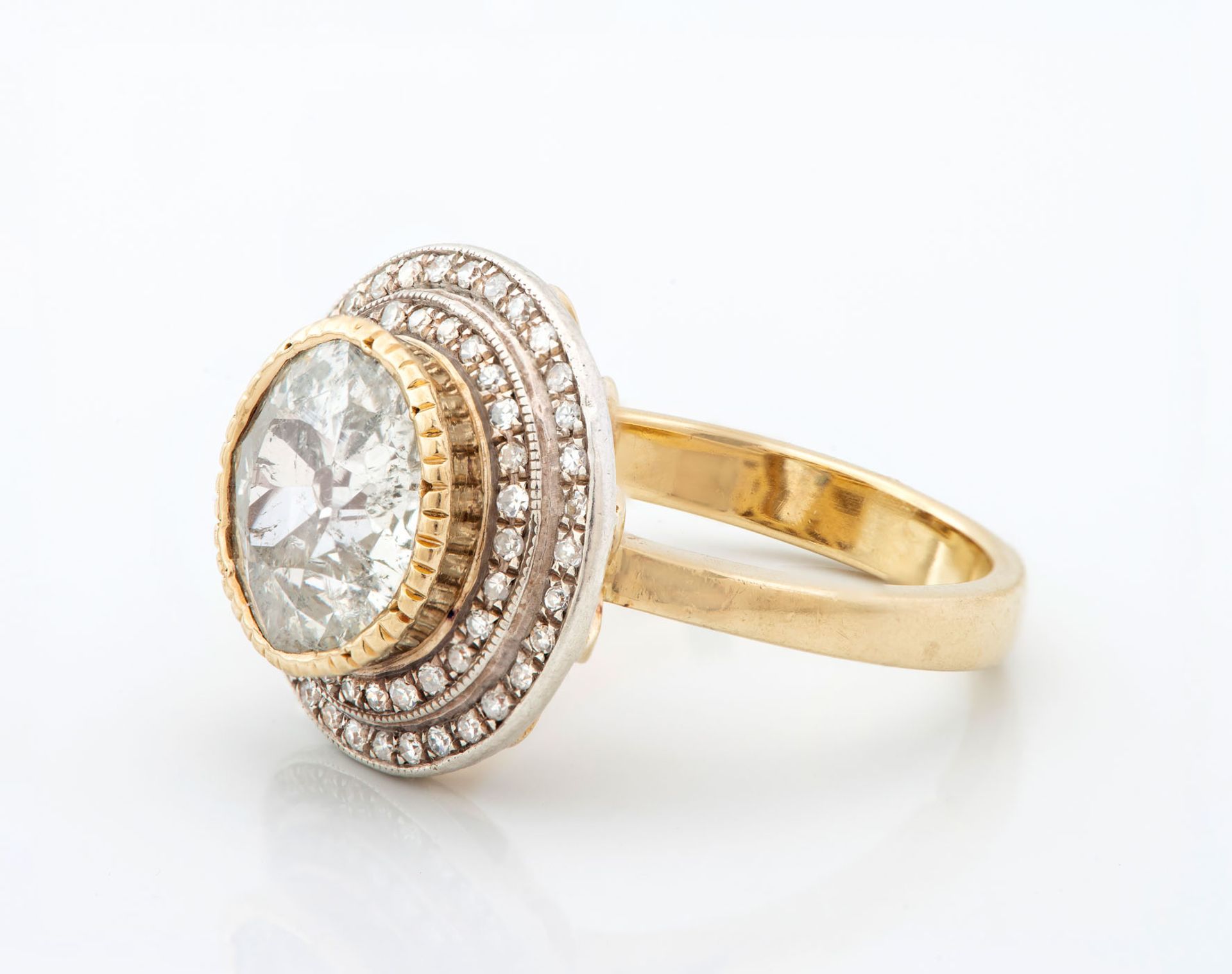 An 18K Two Tone Gold and Diamond Ring - Image 2 of 3
