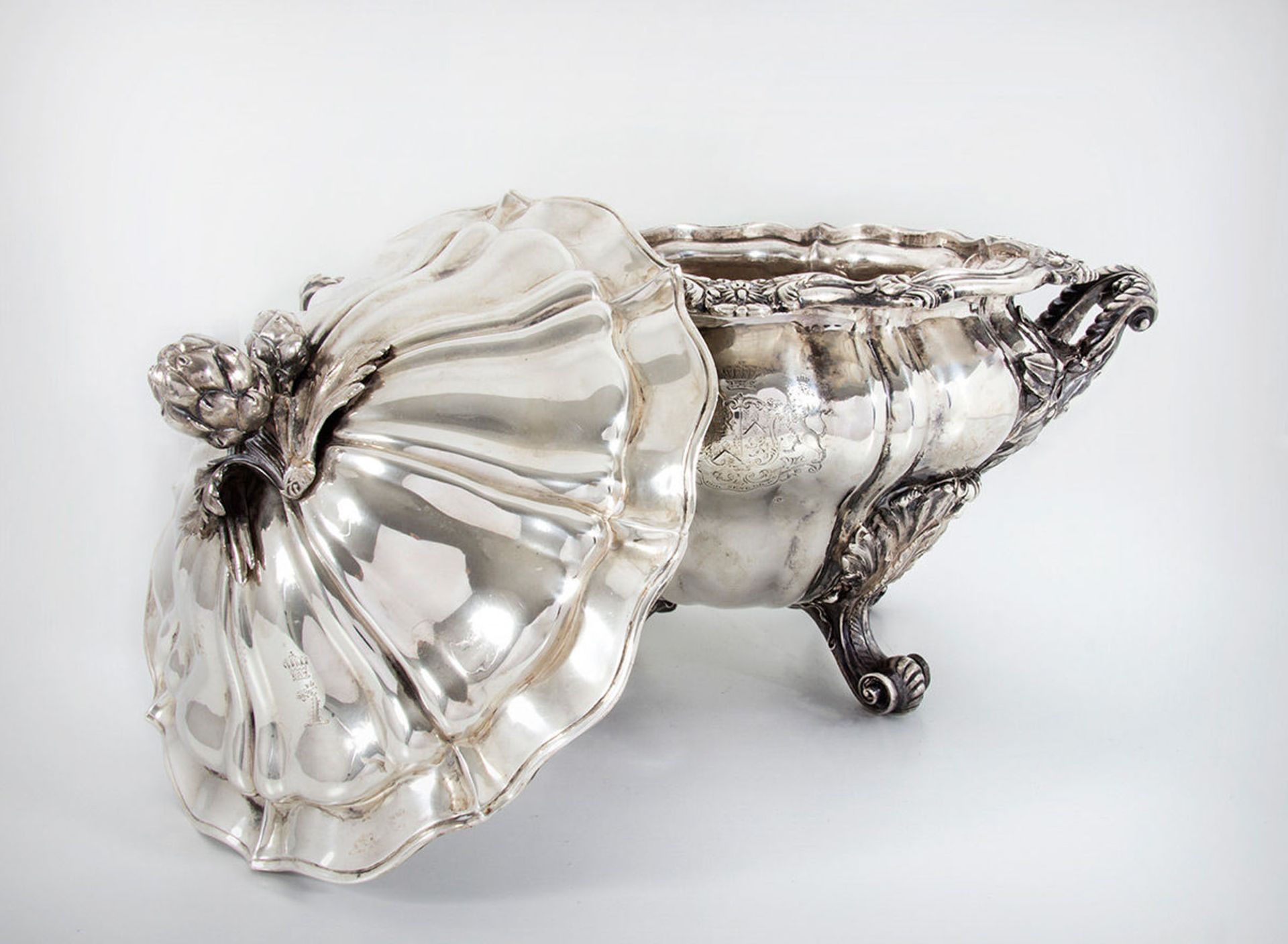 An Georgian Silver Soup Tureen by Robert Garrard II, England, London, 1837 - Image 2 of 6