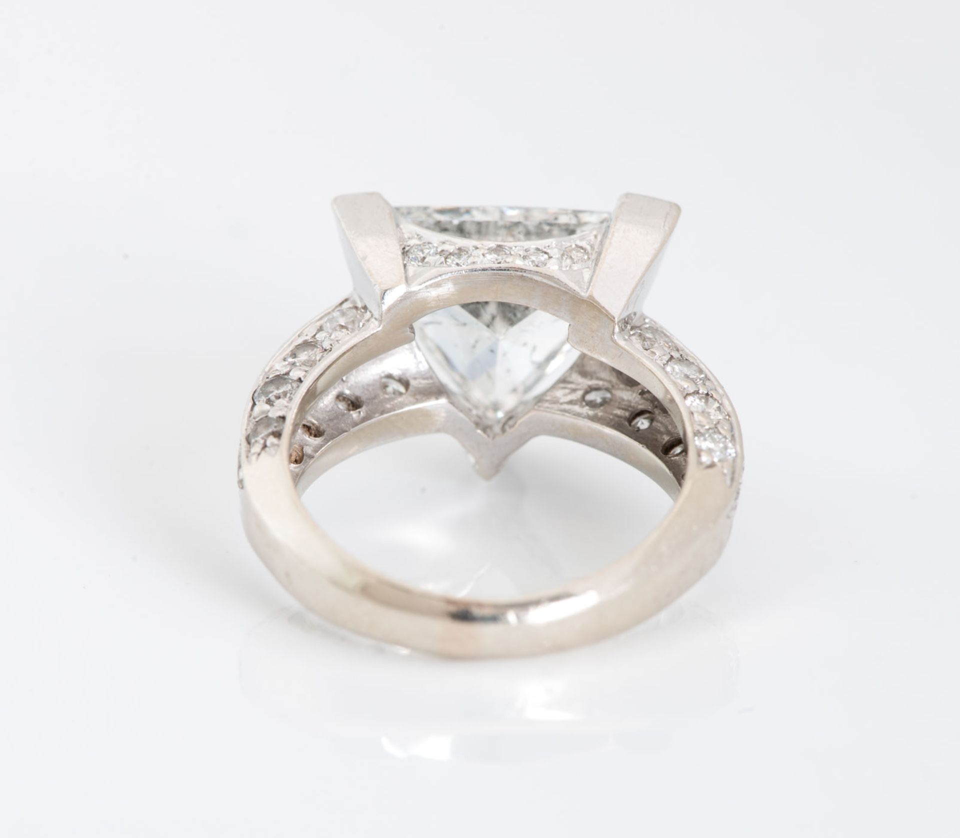 A 5.03Ct Trillion Cut Diamond and 14K White Gold Engagement Ring - Image 4 of 4