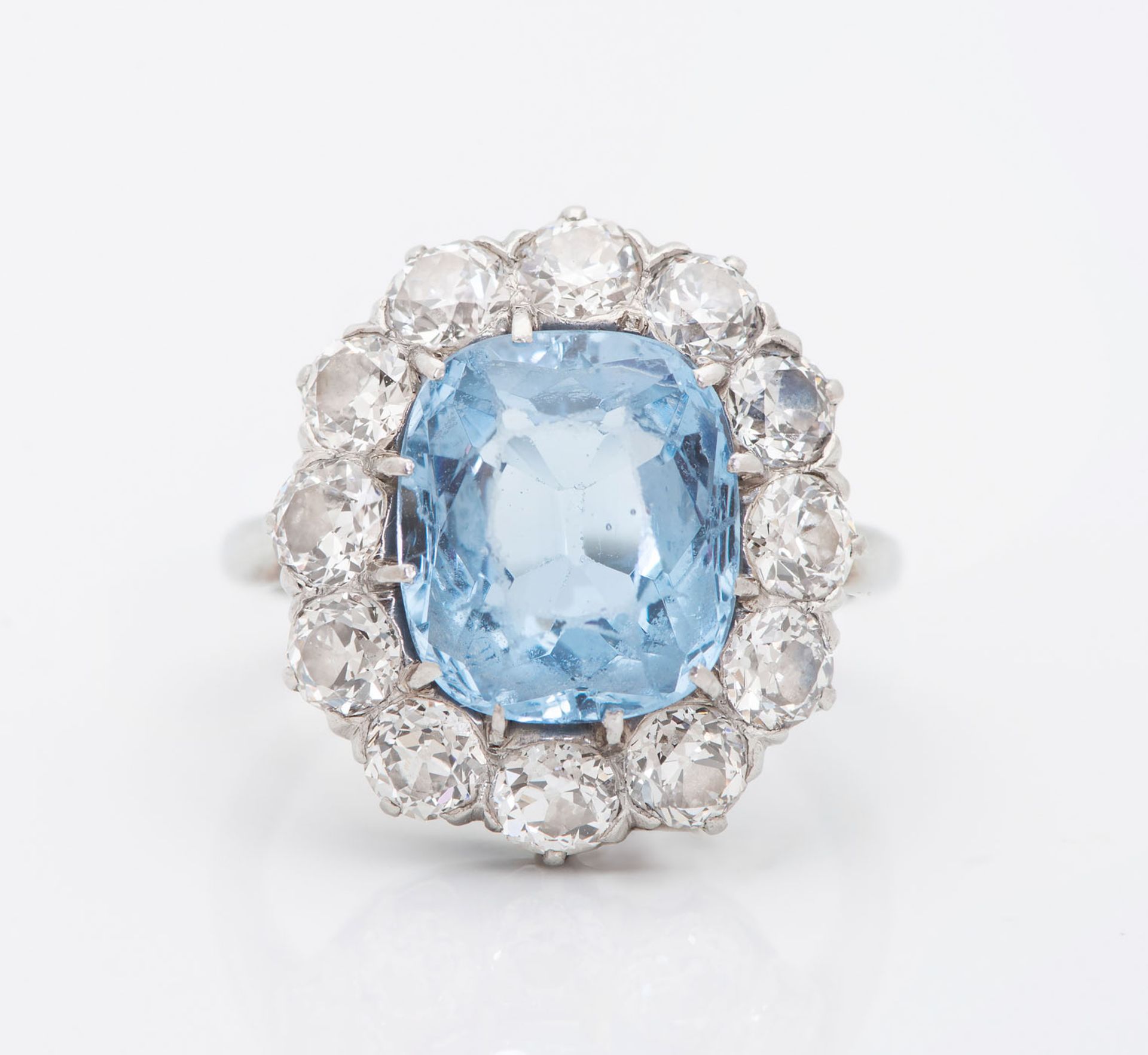 A Fine Edwardian 18K White Gold Diamond and Aquamarine Ring - Image 2 of 4
