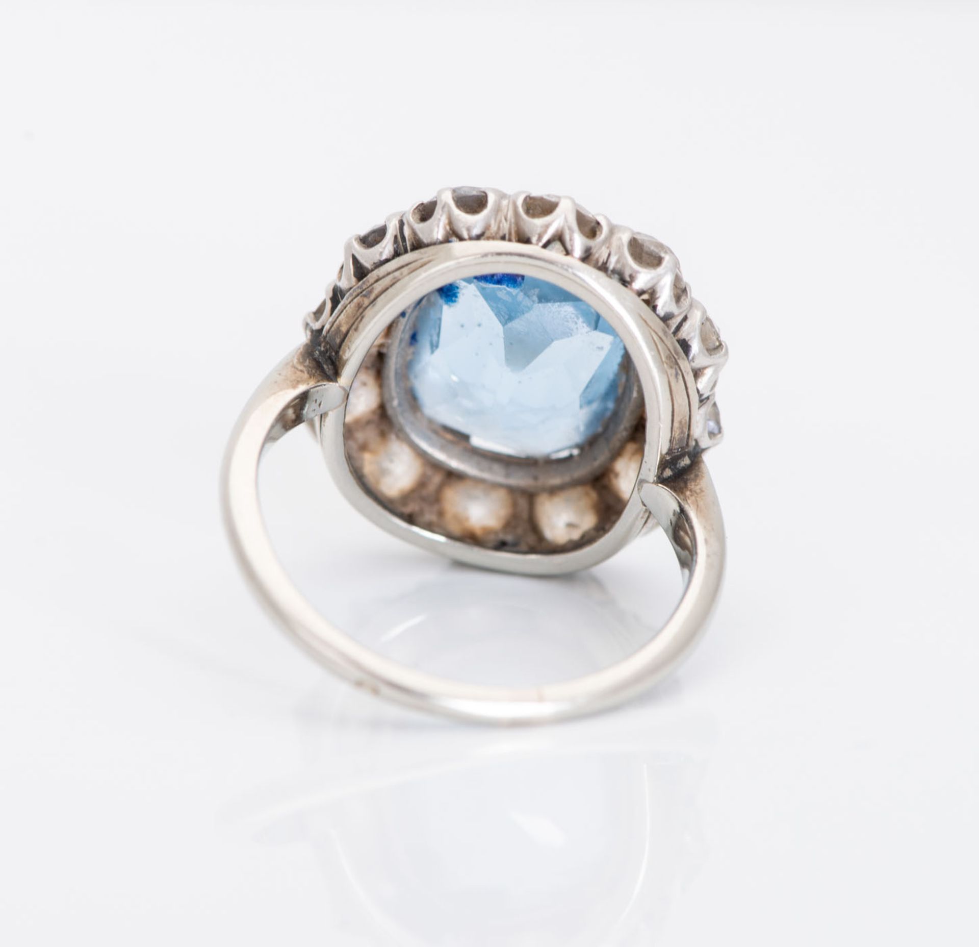 A Fine Edwardian 18K White Gold Diamond and Aquamarine Ring - Image 4 of 4
