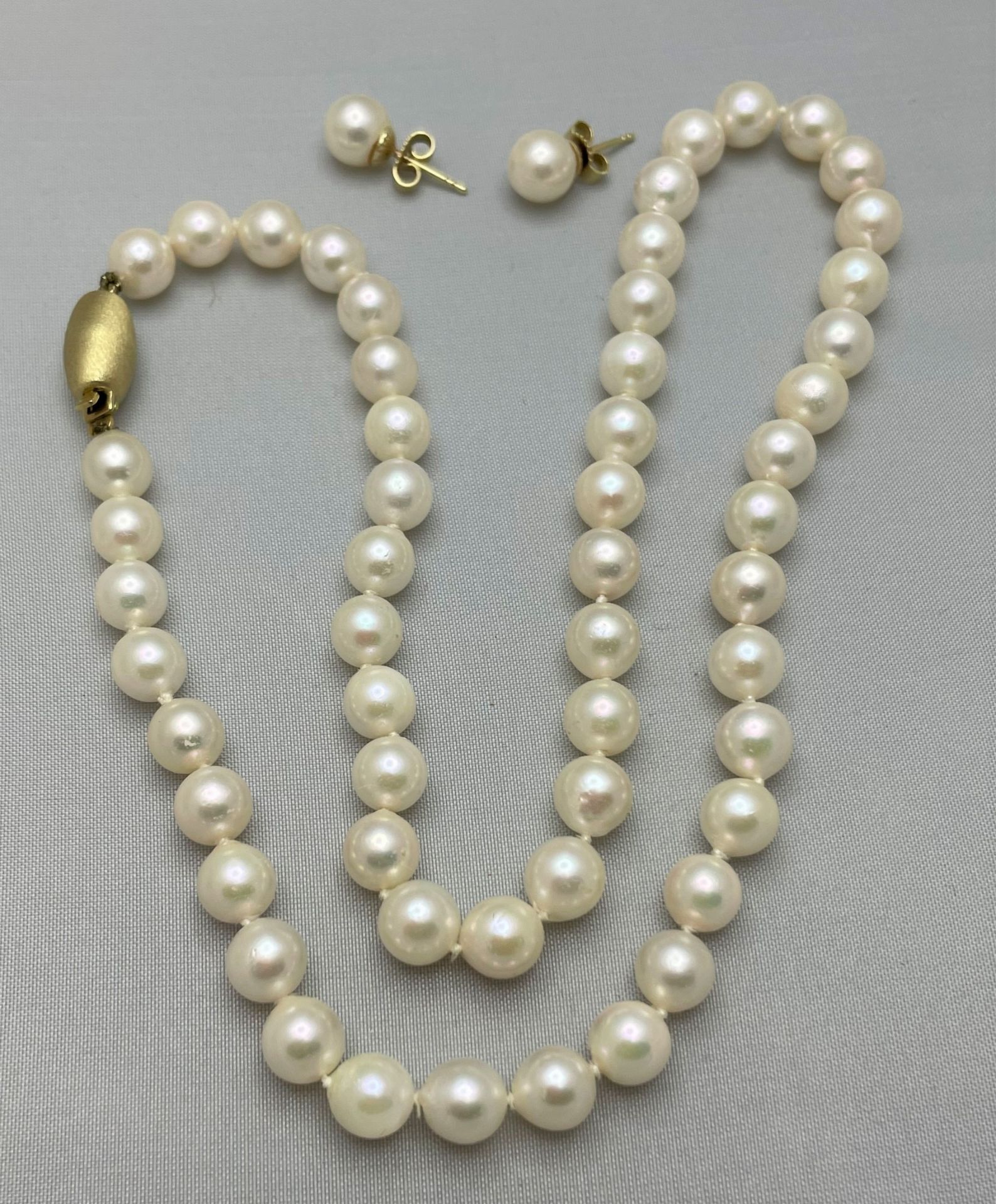 Perlenkette mit zwei Ohrsteckern