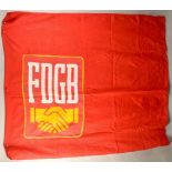 FDGB-Organisationsfahne, 70er/80er Jahre, rotes Tuch, beidseitig aufgenähtes gedrucktes FDGB-Emblem,