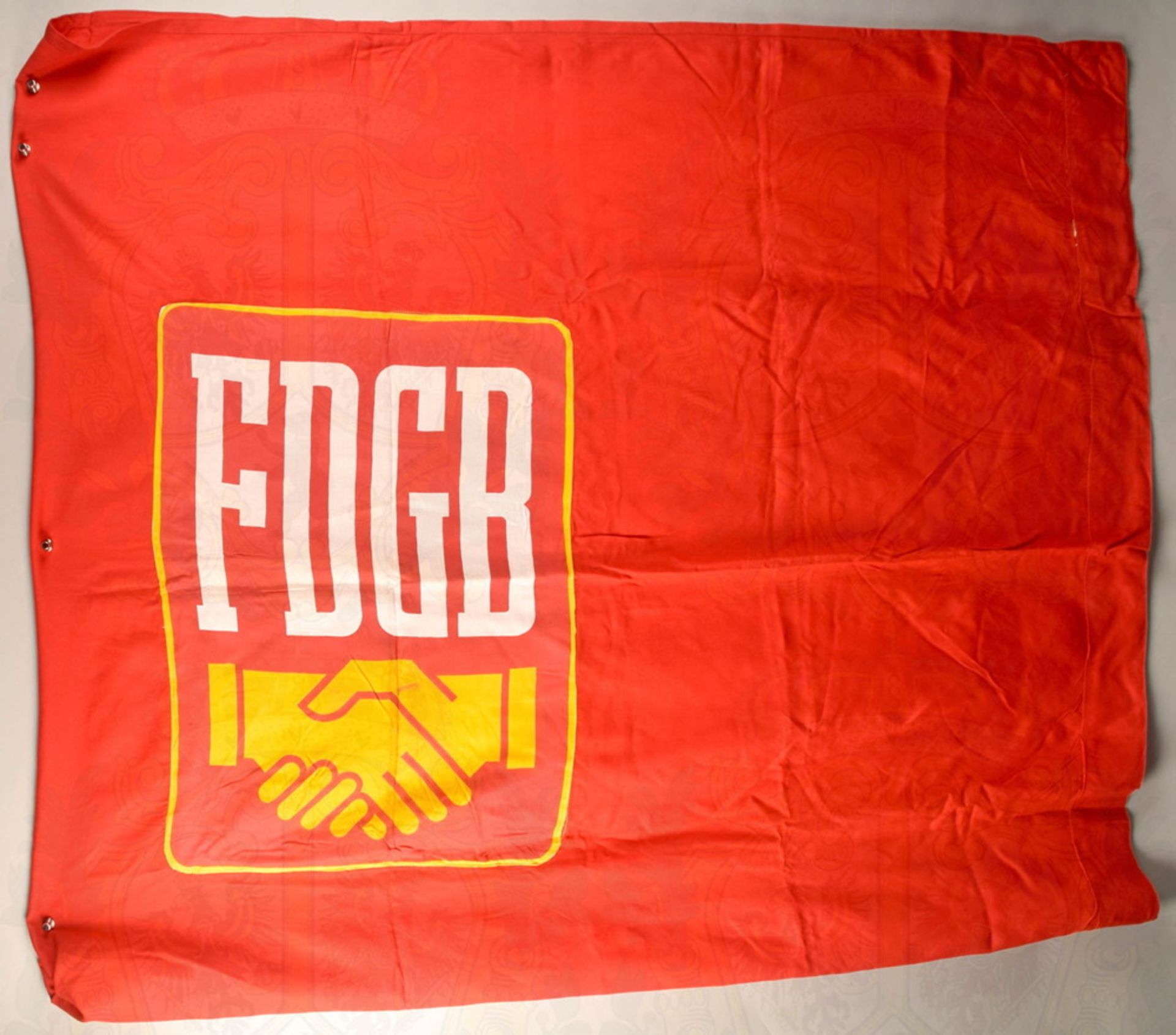 FDGB-Organisationsfahne, 70er/80er Jahre, rotes Tuch, beidseitig aufgenähtes gedrucktes FDGB-Emblem,