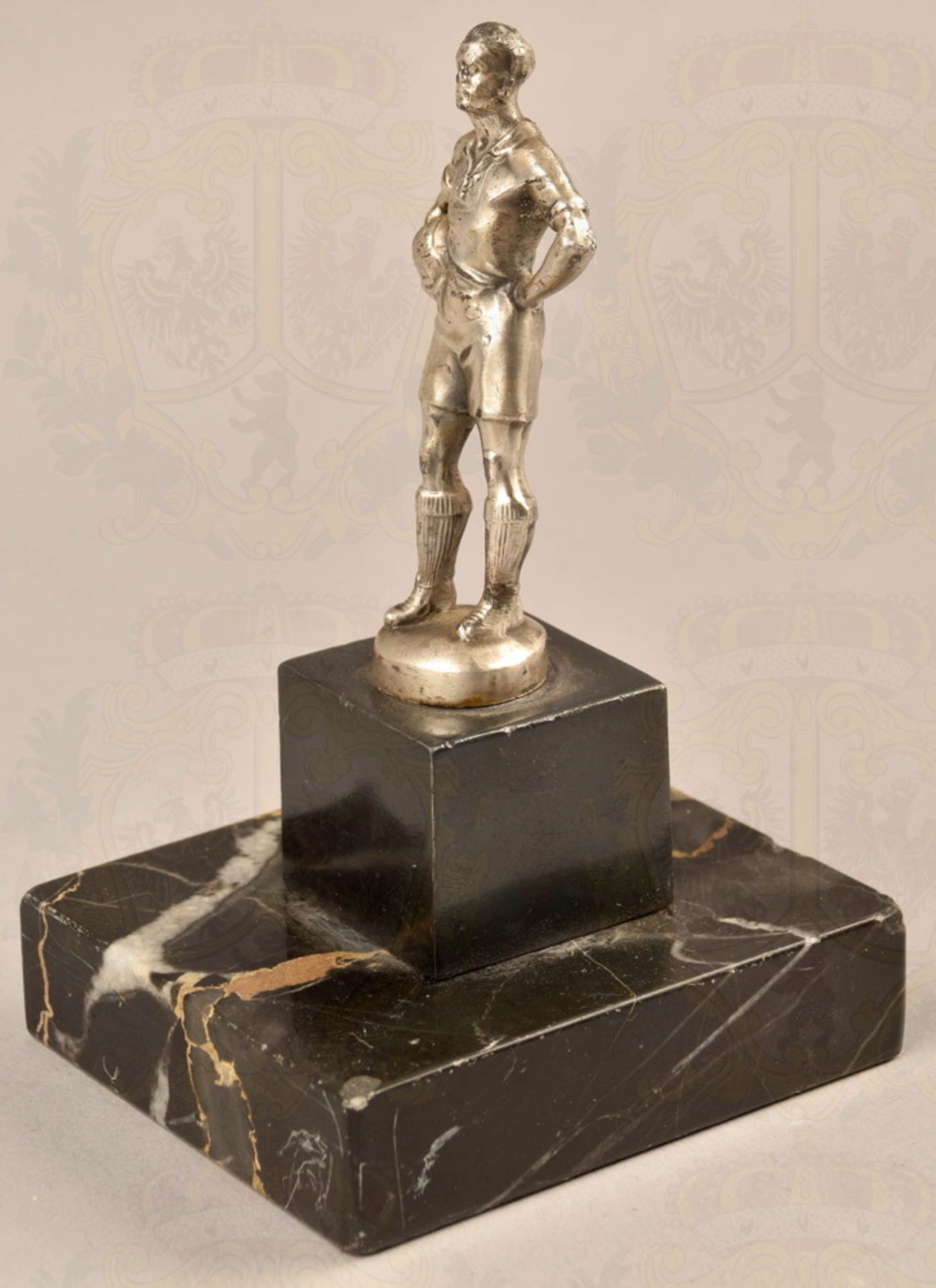 Kleine Statuette Fussballspieler Metallguß/versilbert, 30er Jahre, stehender Fußballspieler m. - Image 2 of 2