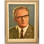 Amtsstubenbild Erich Honecker, farbiger Fotodruck d. 70er Jahre, verglast, zeitgenöss. Holzrahmen,