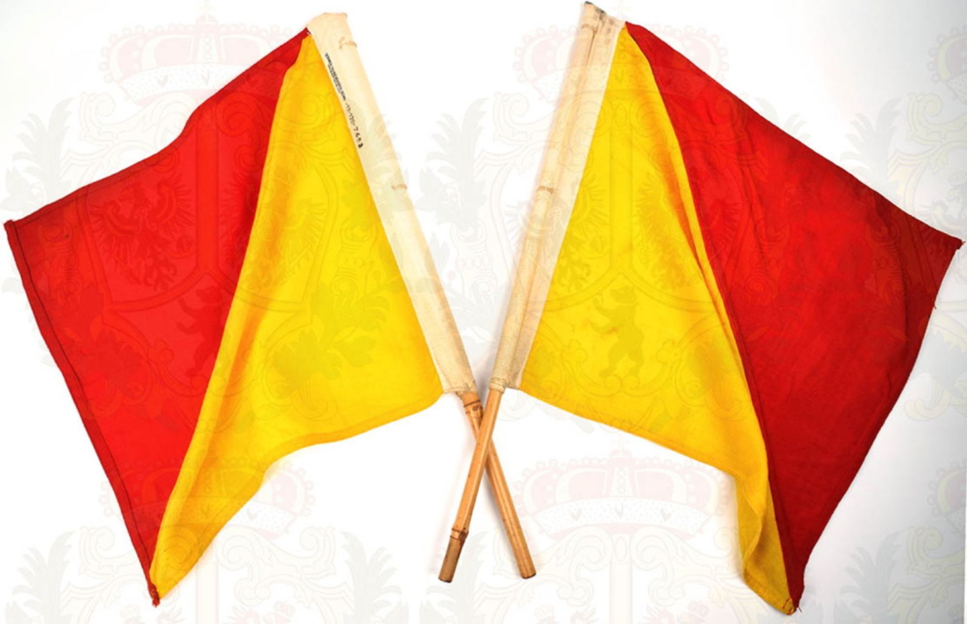2 Signalflaggen, Buchstabe O (Oscar=Mann über Bord), rotes/gelbes Ln., diagonal geteilt, Herst.