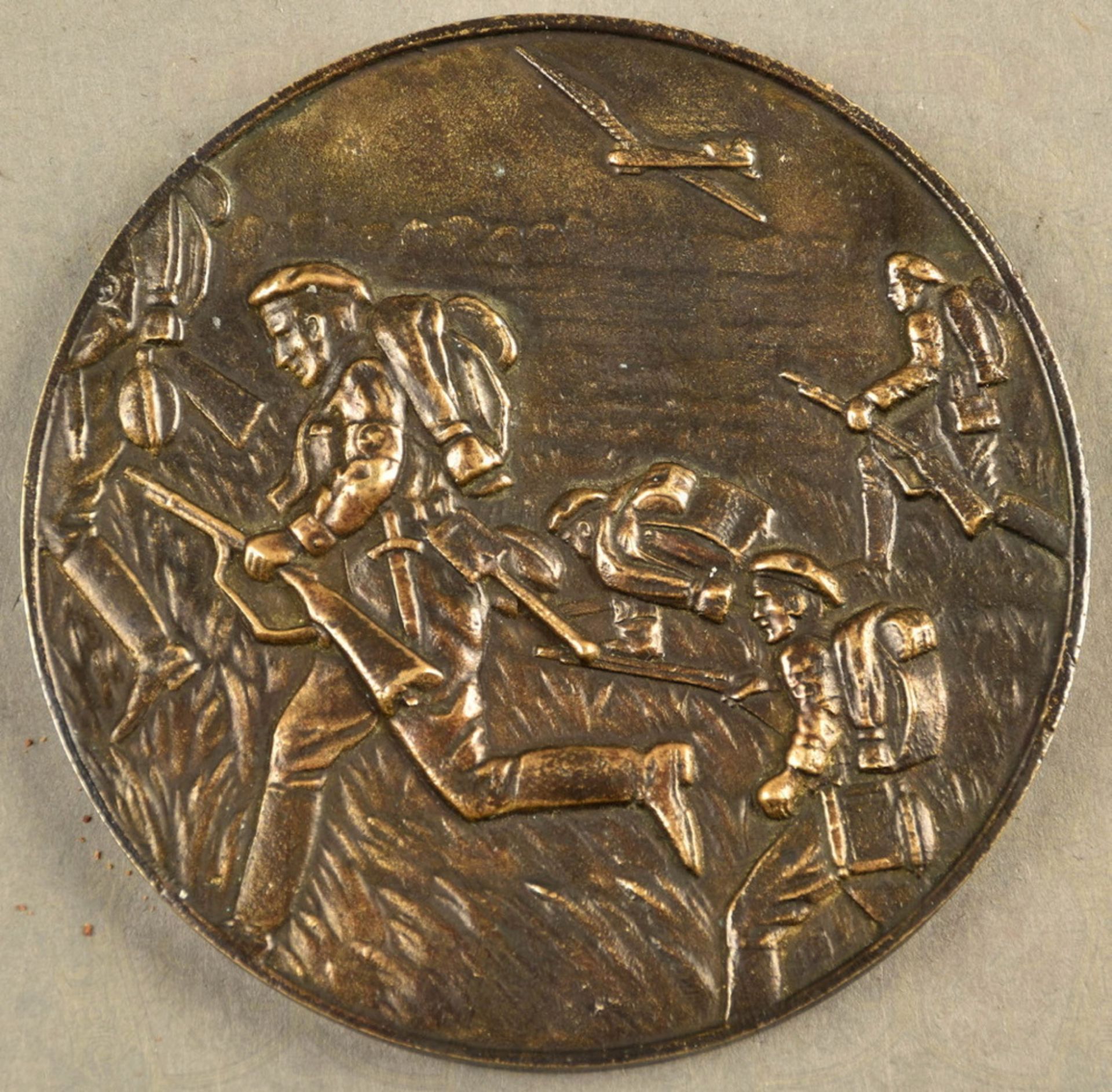 Bronzeplakette NSFK-Reichswettkämpfe Düsseldorf, 30.6-2.7. 1939, Bronzeguß/patiniert/massiv, m. - Image 2 of 2