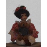 Puppe mit Miniatur Teddybär