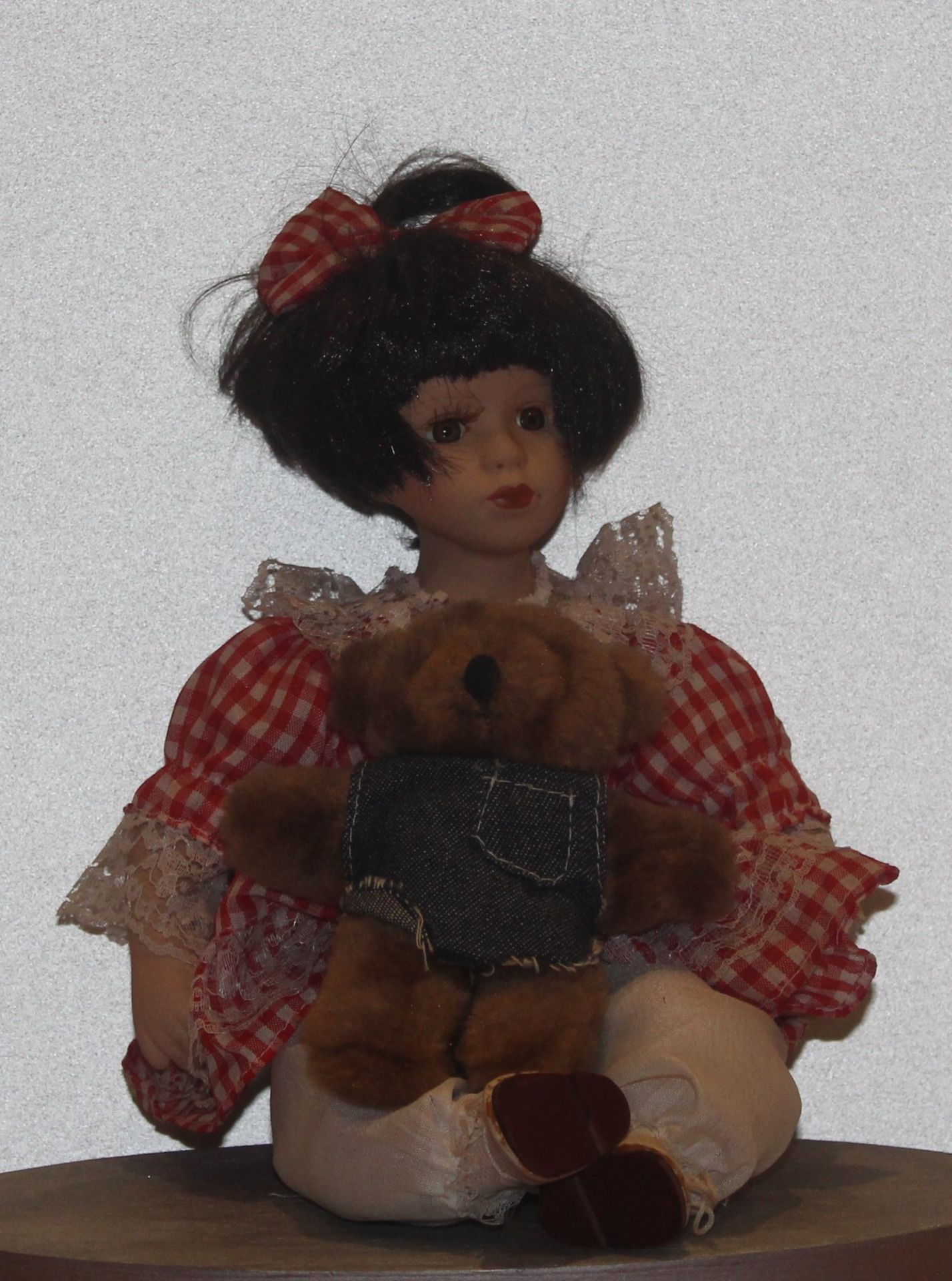 Puppe mit Miniatur Teddybär