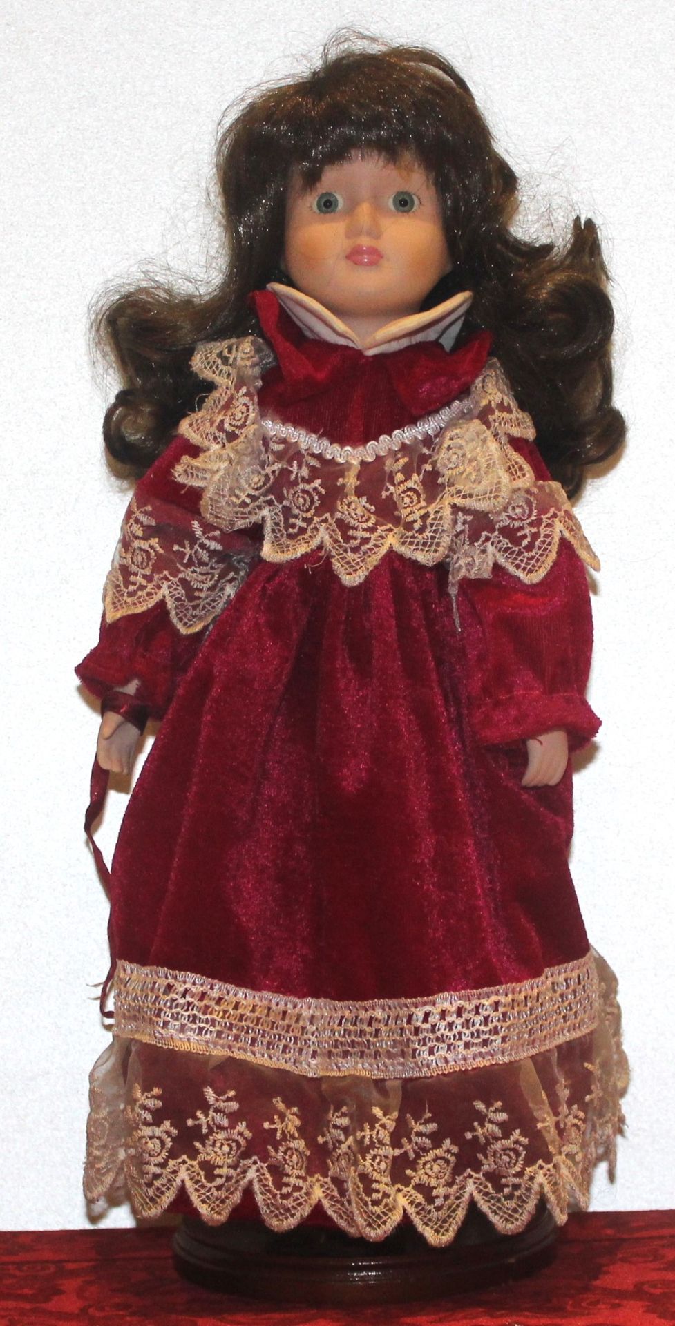 Porzellan Puppe in roter Tracht