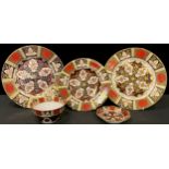 An Abbeydale Chrysanthemum pattern dinner plate, another, a side plate, a sugar bowl and a trinket