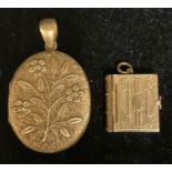 A Victorian oval locket; a locket, as a book (2)