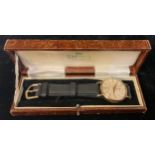 A vintage Smiths De Luxe 9ct gold wristwatch, boxed