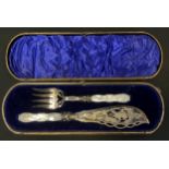 A pair of mother of pearl hafted silver fish servers, cased