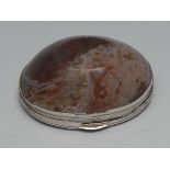 An 18th century silver coloured metal mounted agate oval snuff box, 5cm wide