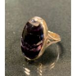 A large oval blue john ring, approx 17mm x 11mm x 3.90mm, yellow metal shank, stamped 9ct gold, size