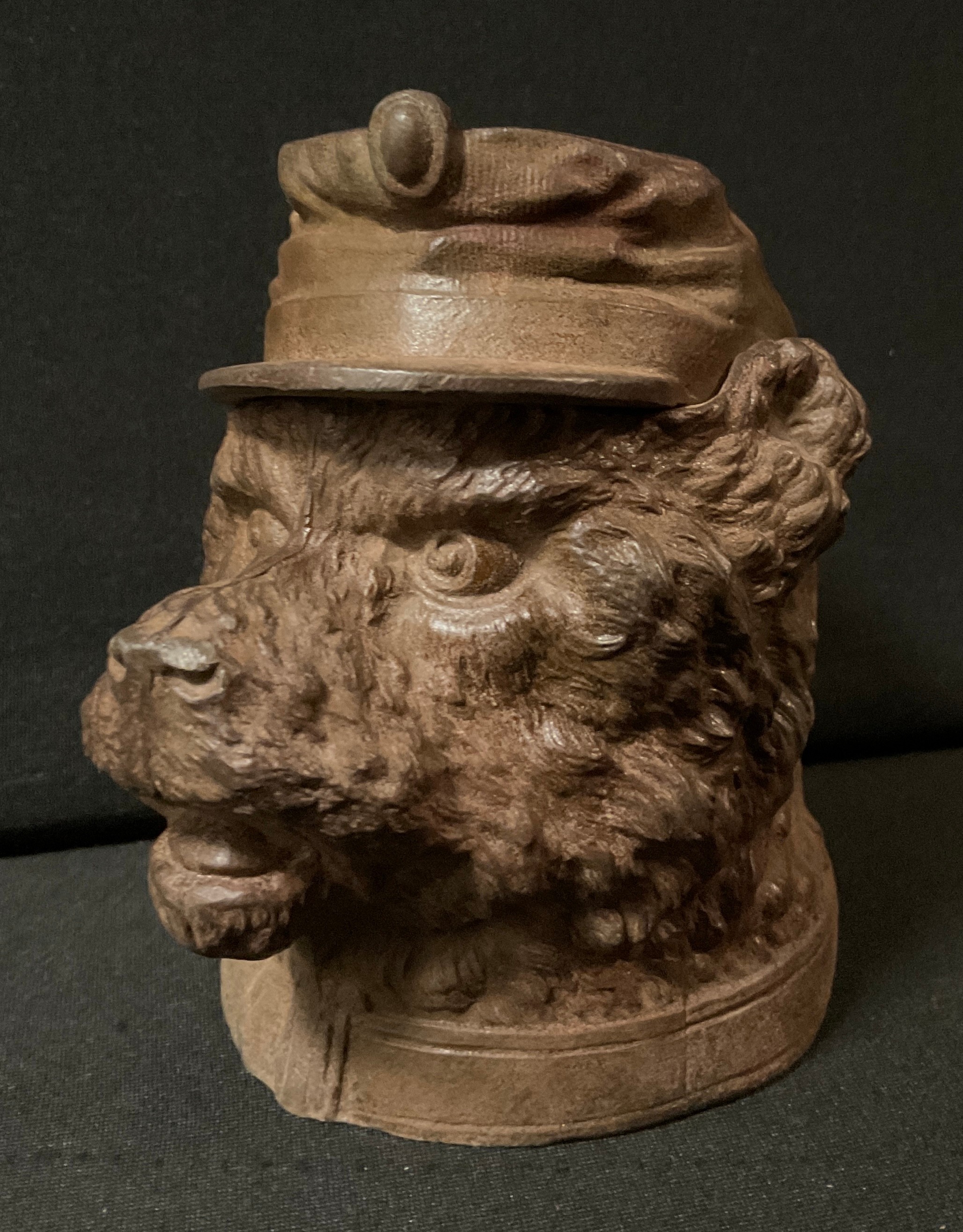 A French spelter novelty inkwell, of a dog, hinged kepi, 9.5cm high, c.1890 - Image 2 of 2