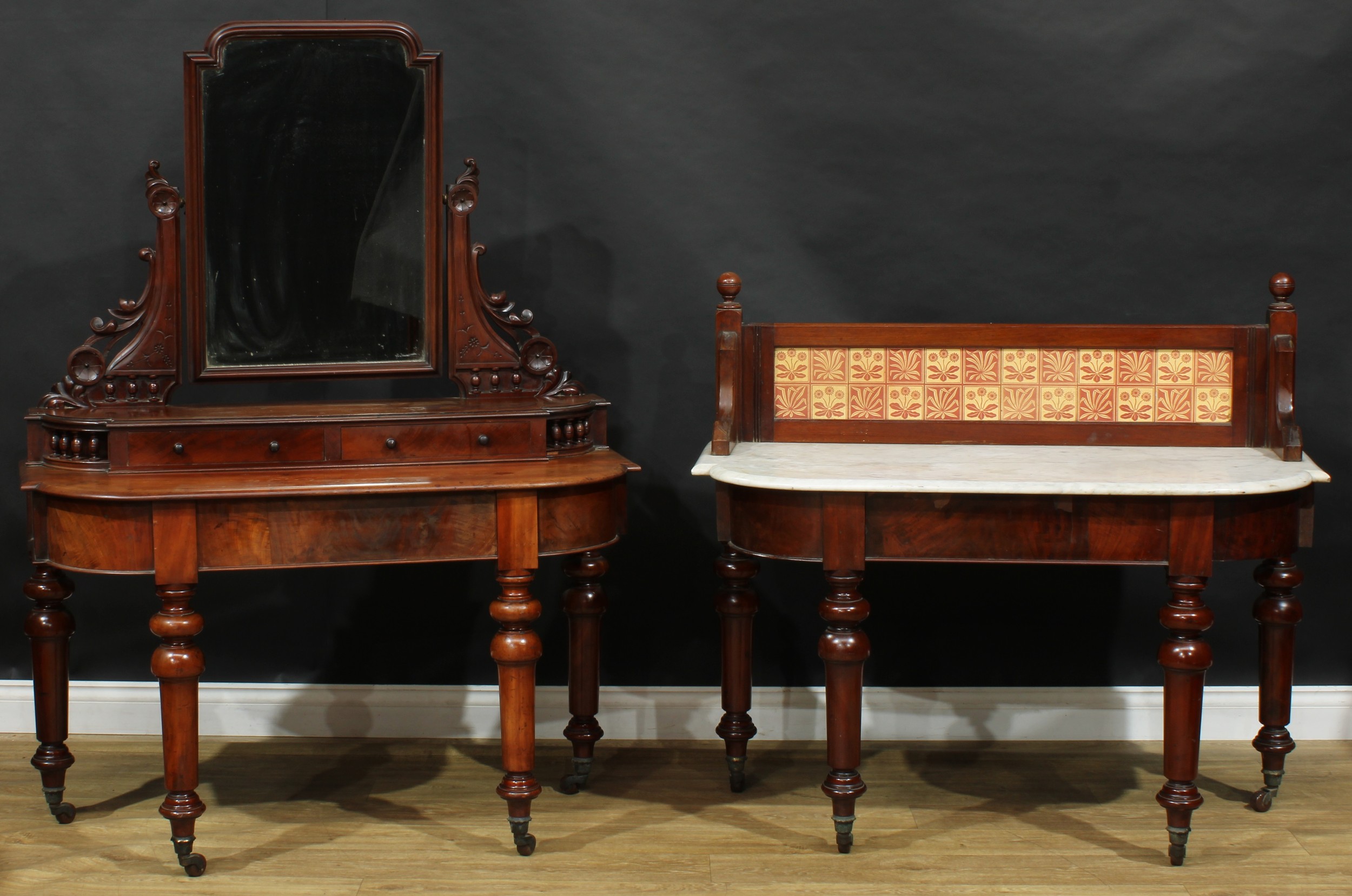 A Victorian mahogany two piece bedroom suite, comprising dressing table 158.5cm high, 118.5cm
