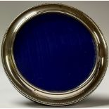 An Elizabeth II silver circular easel photograph frame, 14cm diam, Birmingham 1996