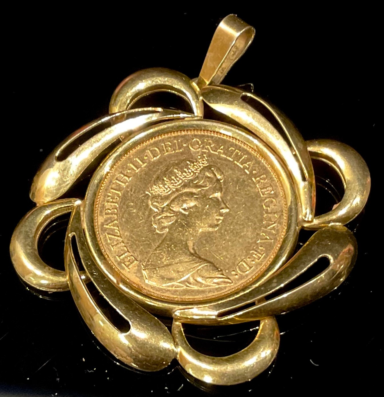 An Elizabeth II full gold sovereign, 1974, mounted in 9ct gold as a pendant, 11.27g - Image 2 of 2