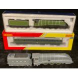 Toys & Juvenalia, Trains, OO Gauge - a Bahmann LNER 'Osprey' 4-6-2 locomotive and eight wheel