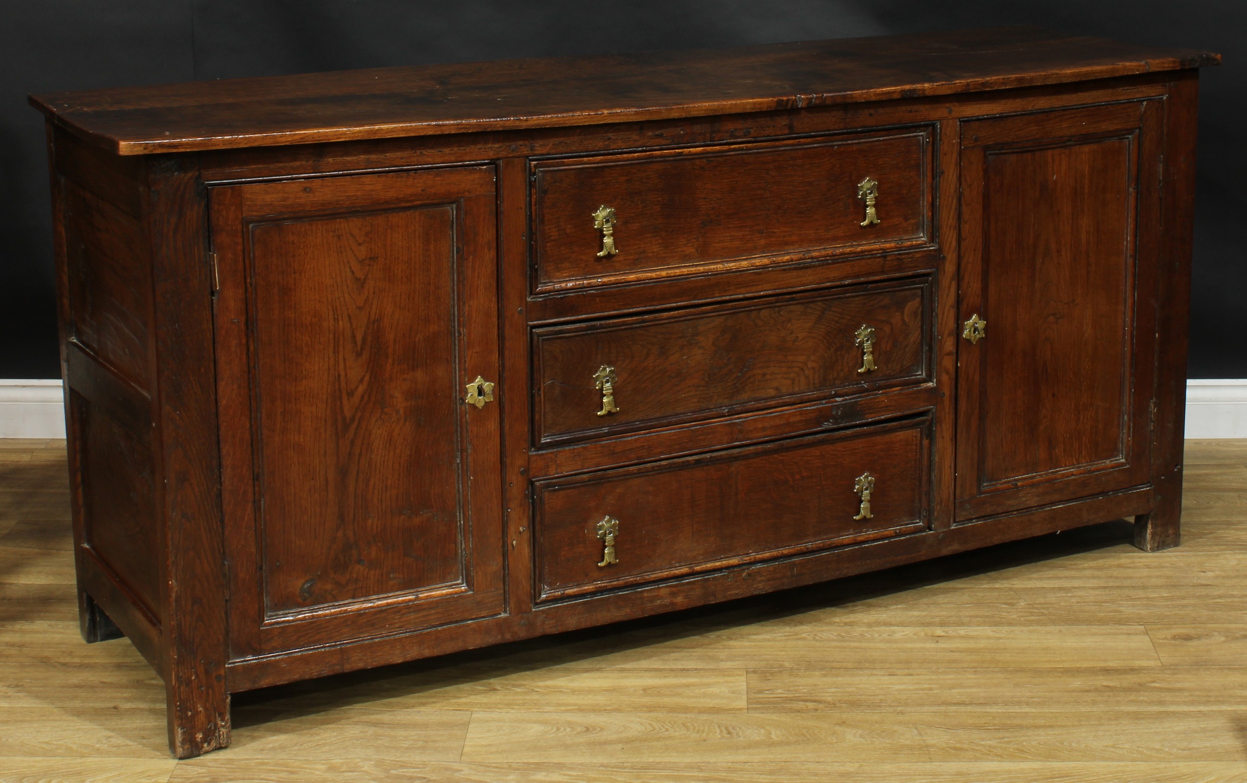 An oak low dresser, rectangular top above three drawers flanked by panel doors, each enclosing a - Image 3 of 4