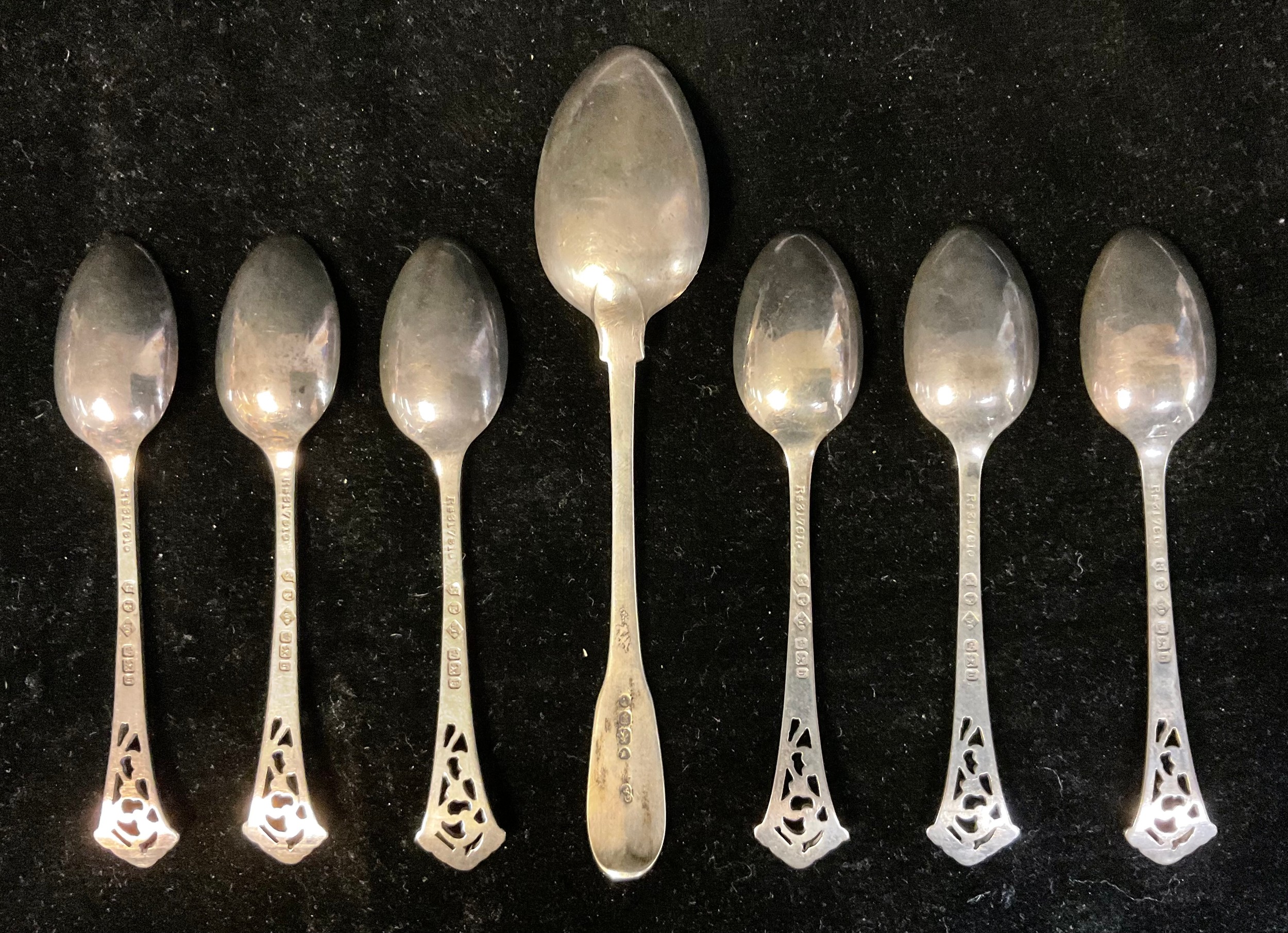 A set of six silver teaspoons, Sheffield 1900; a Victorian silver teaspoon, London 1850; 95g - Image 2 of 2