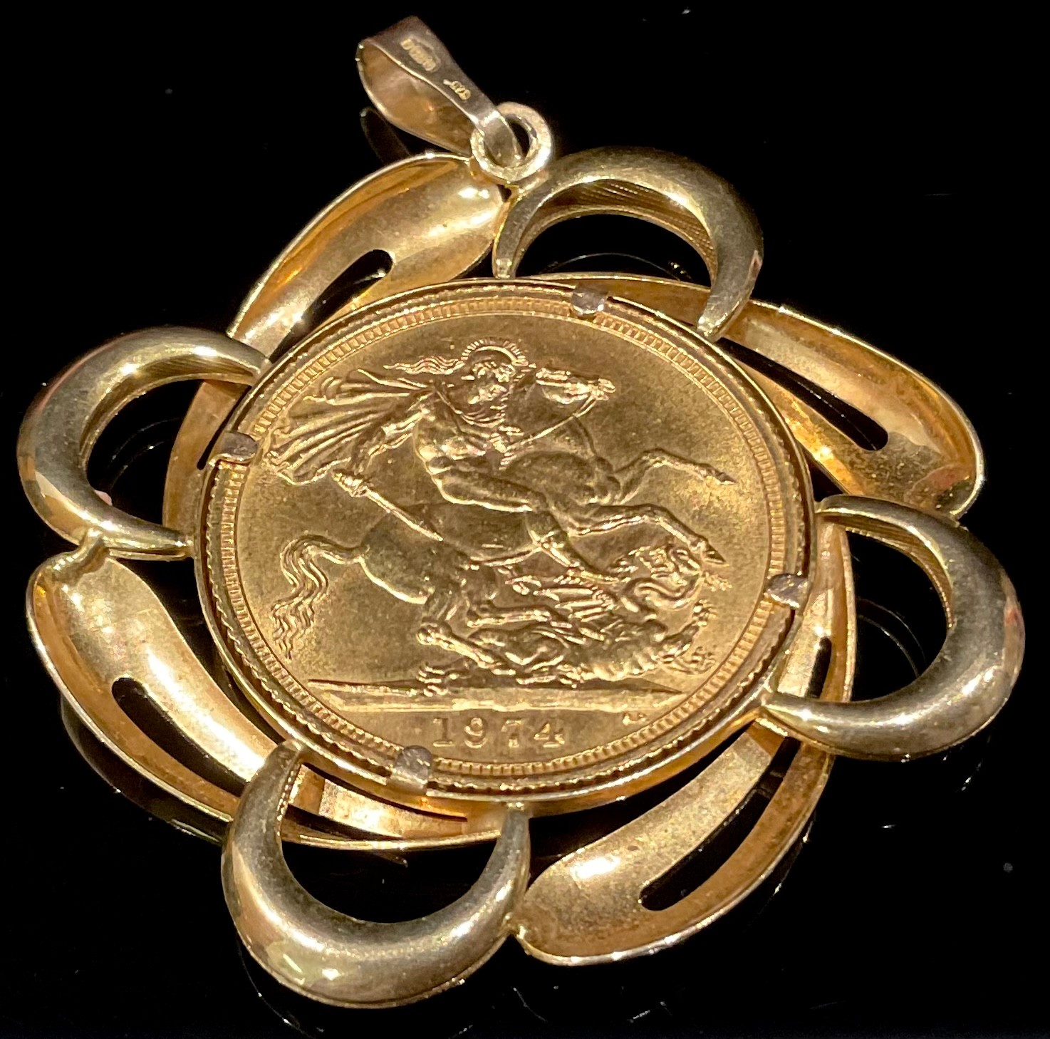 An Elizabeth II full gold sovereign, 1974, mounted in 9ct gold as a pendant, 11.27g