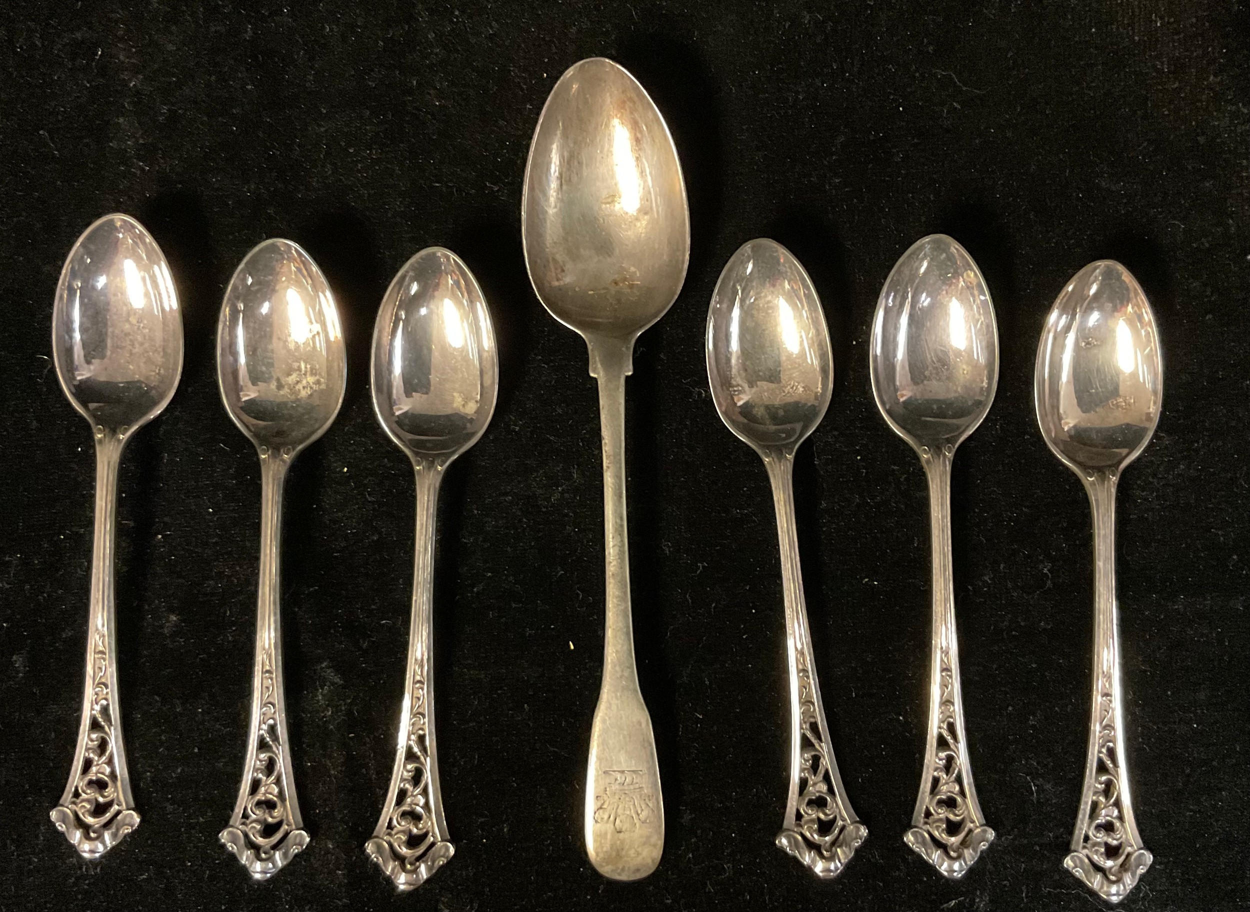 A set of six silver teaspoons, Sheffield 1900; a Victorian silver teaspoon, London 1850; 95g