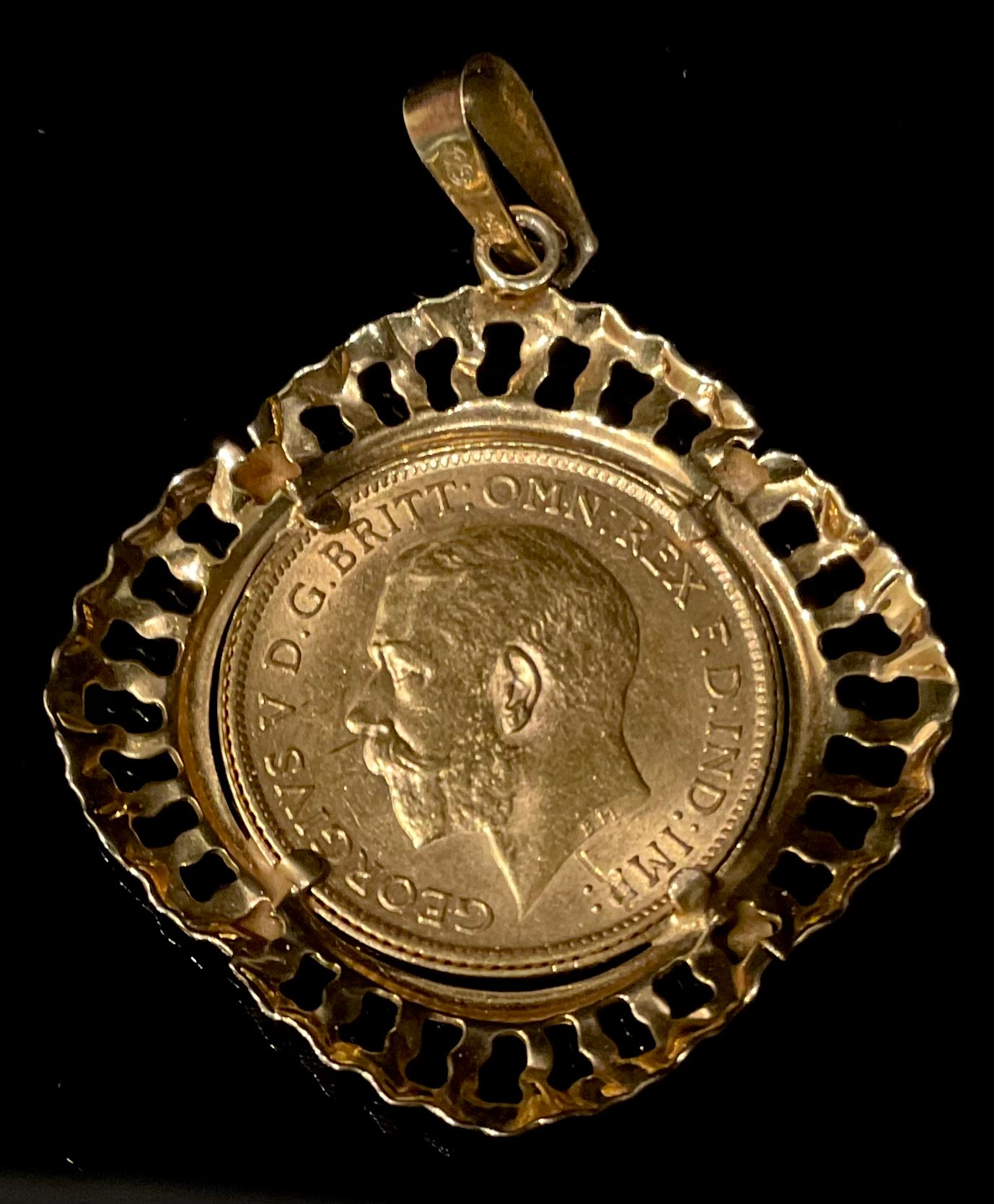 A George V gold half sovereign, 1911, mounted in 9ct gold as a pendant, 5.8g - Image 2 of 2