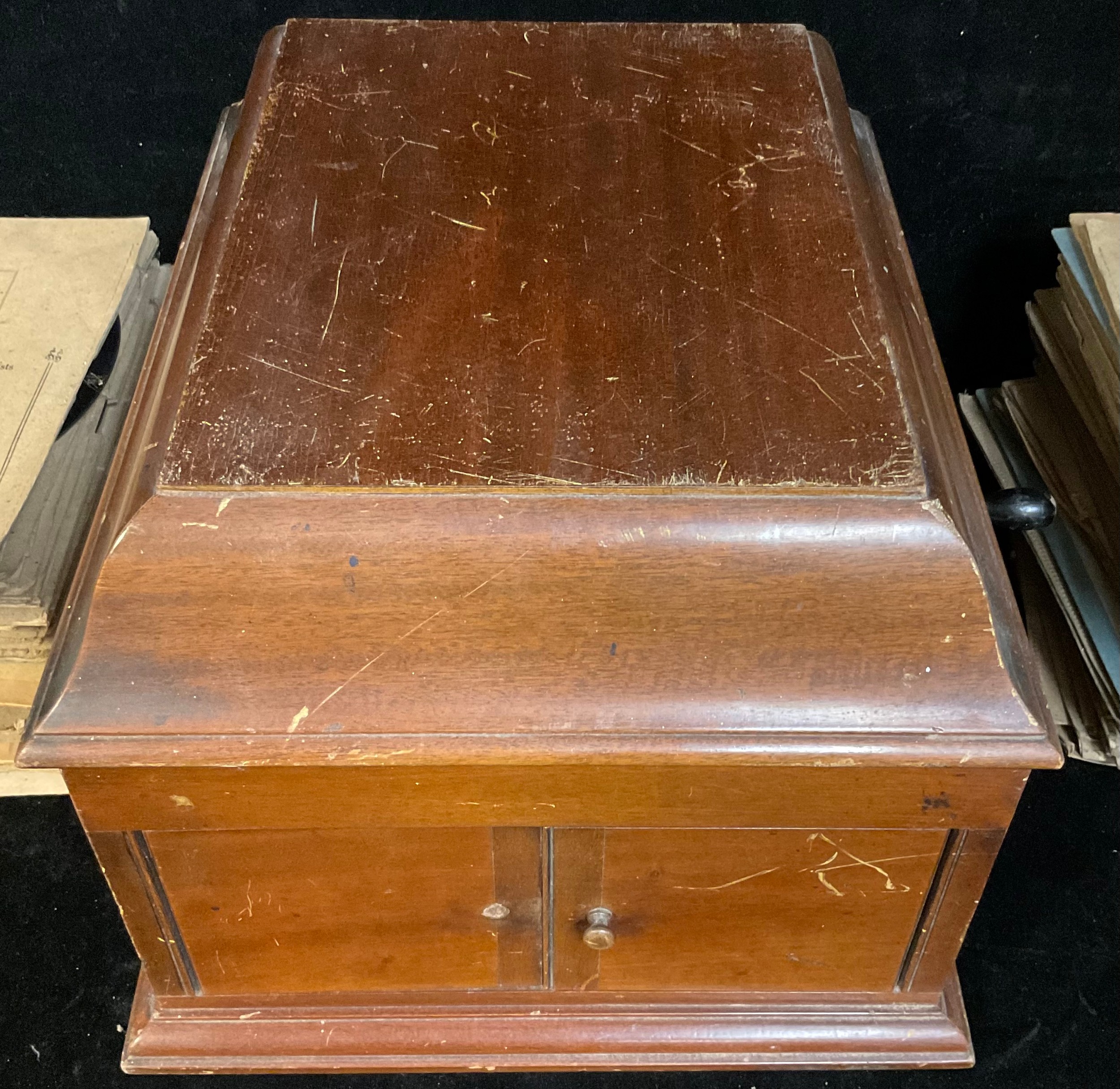 A mahogany His Master's Voice (HMV) table top gramophone cabinet, hinger cover, winding handle, 40cm - Image 3 of 3