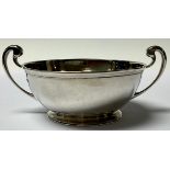 A George V silver two handled bowl, Roberts & Belk, Sheffield 1912, 161g