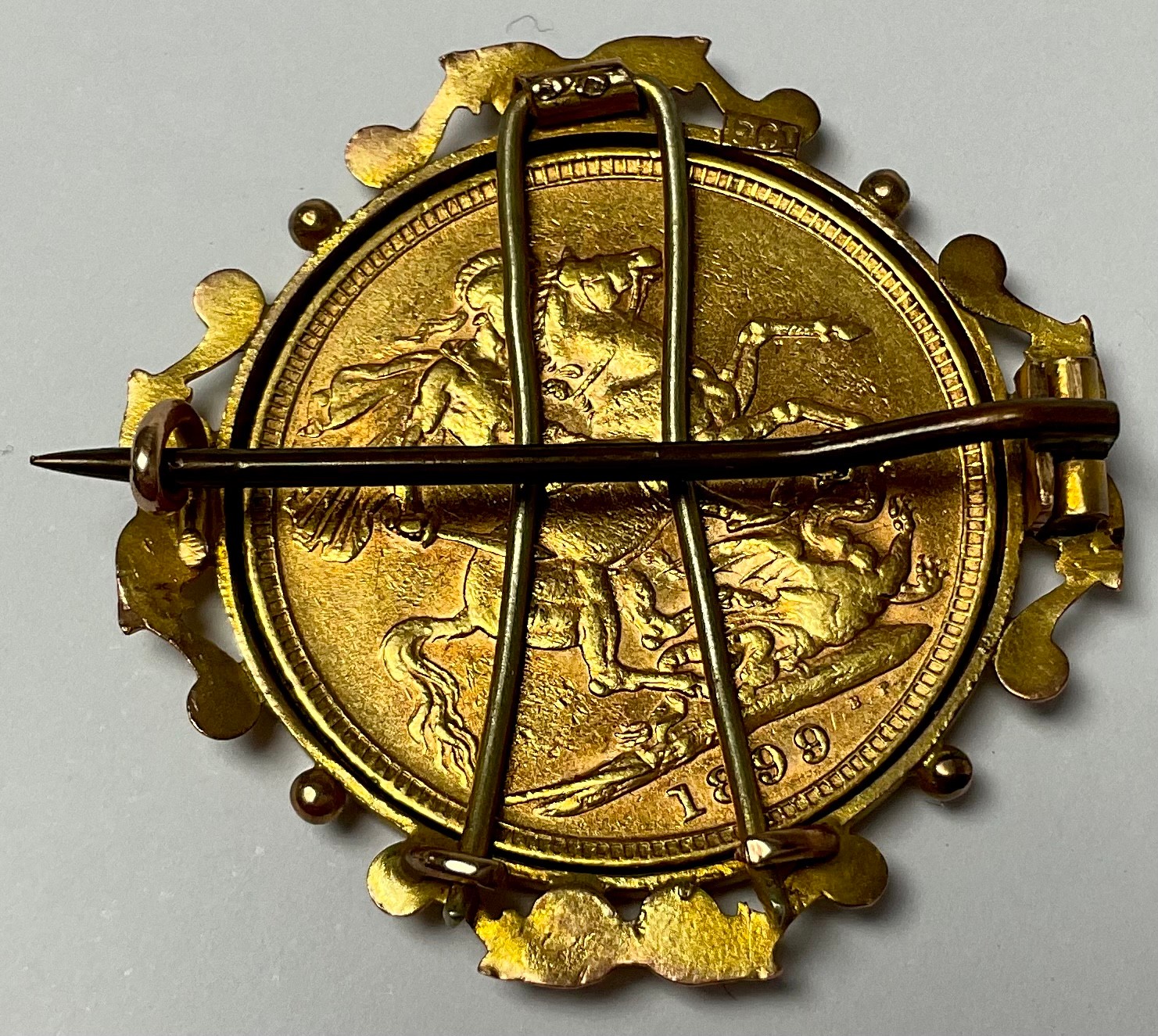 A Queen Victoria gold sovereign brooch, 1899 - Image 2 of 2